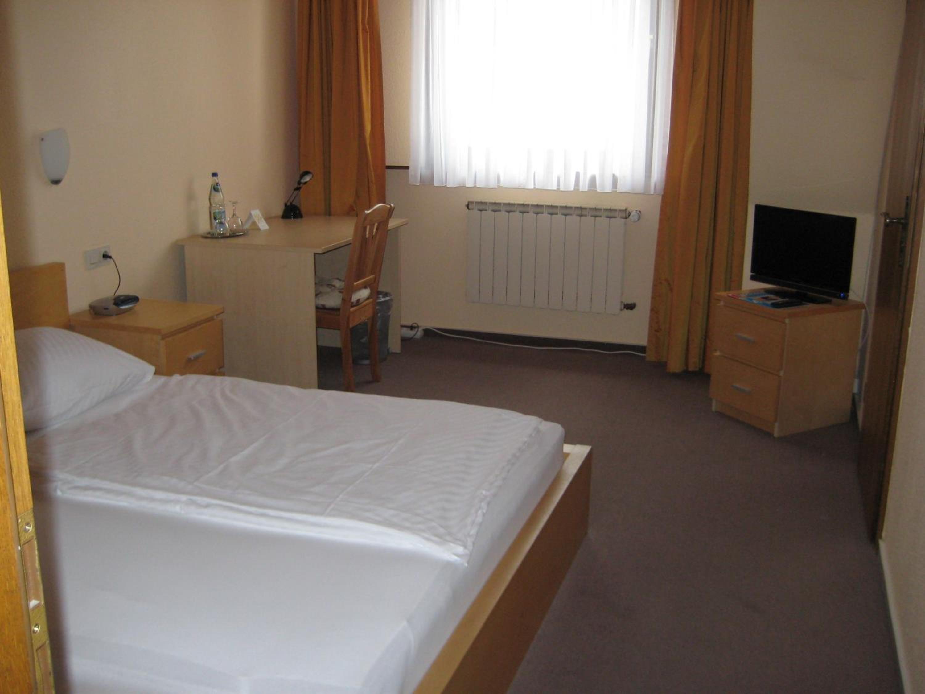 Double or Twin Room - Photo 3