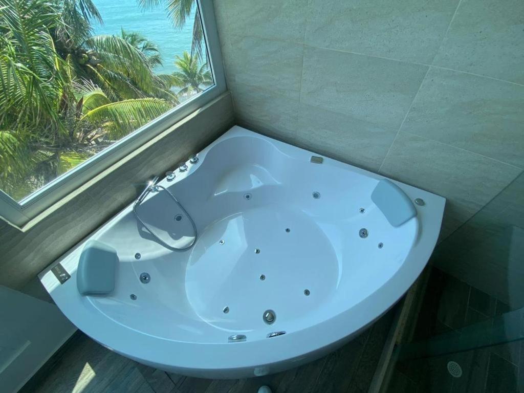 Double Room with Spa Bath - Photo 13