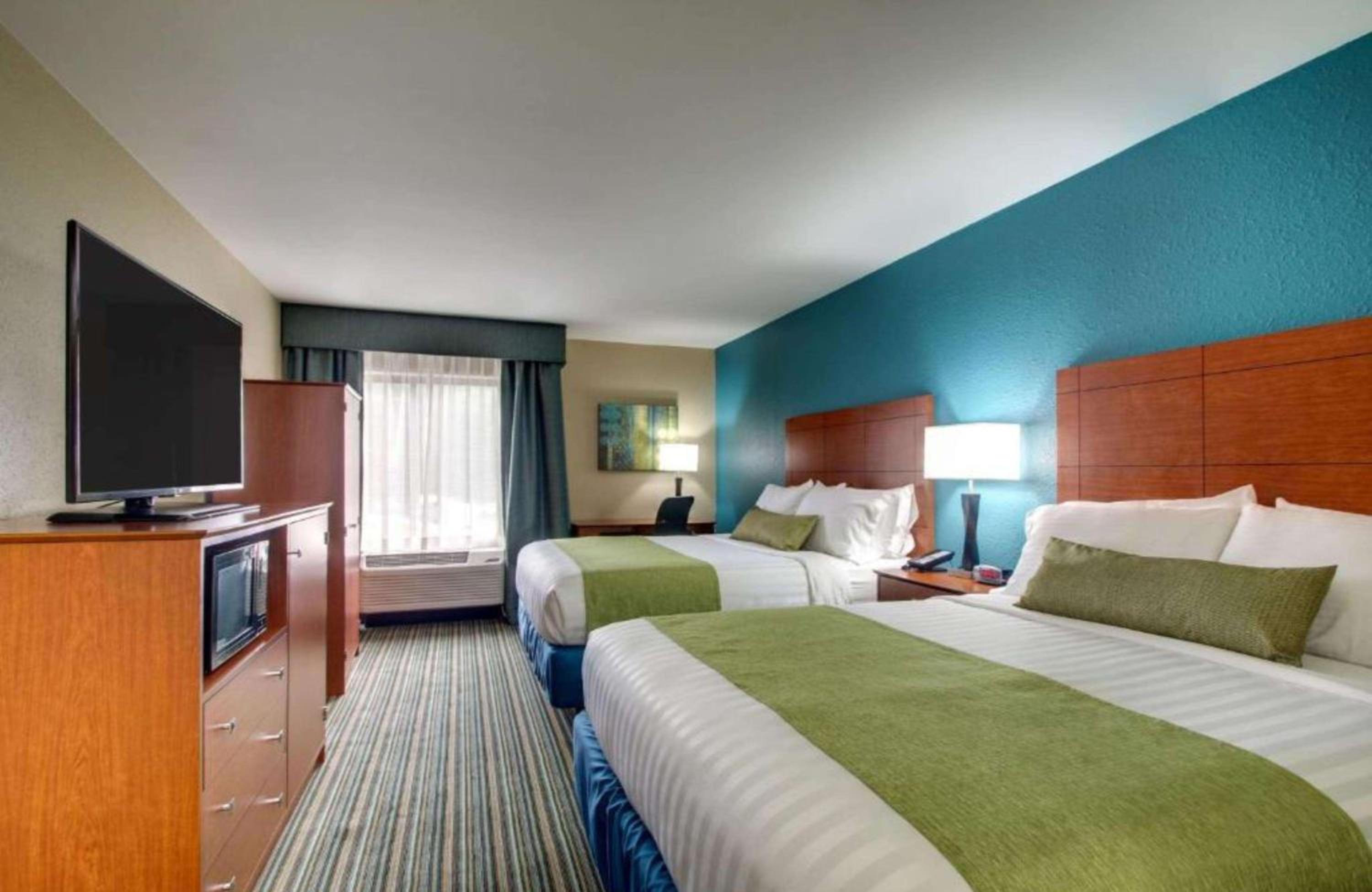 Queen Room with Two Queen Beds - Non-Smoking - Photo 2