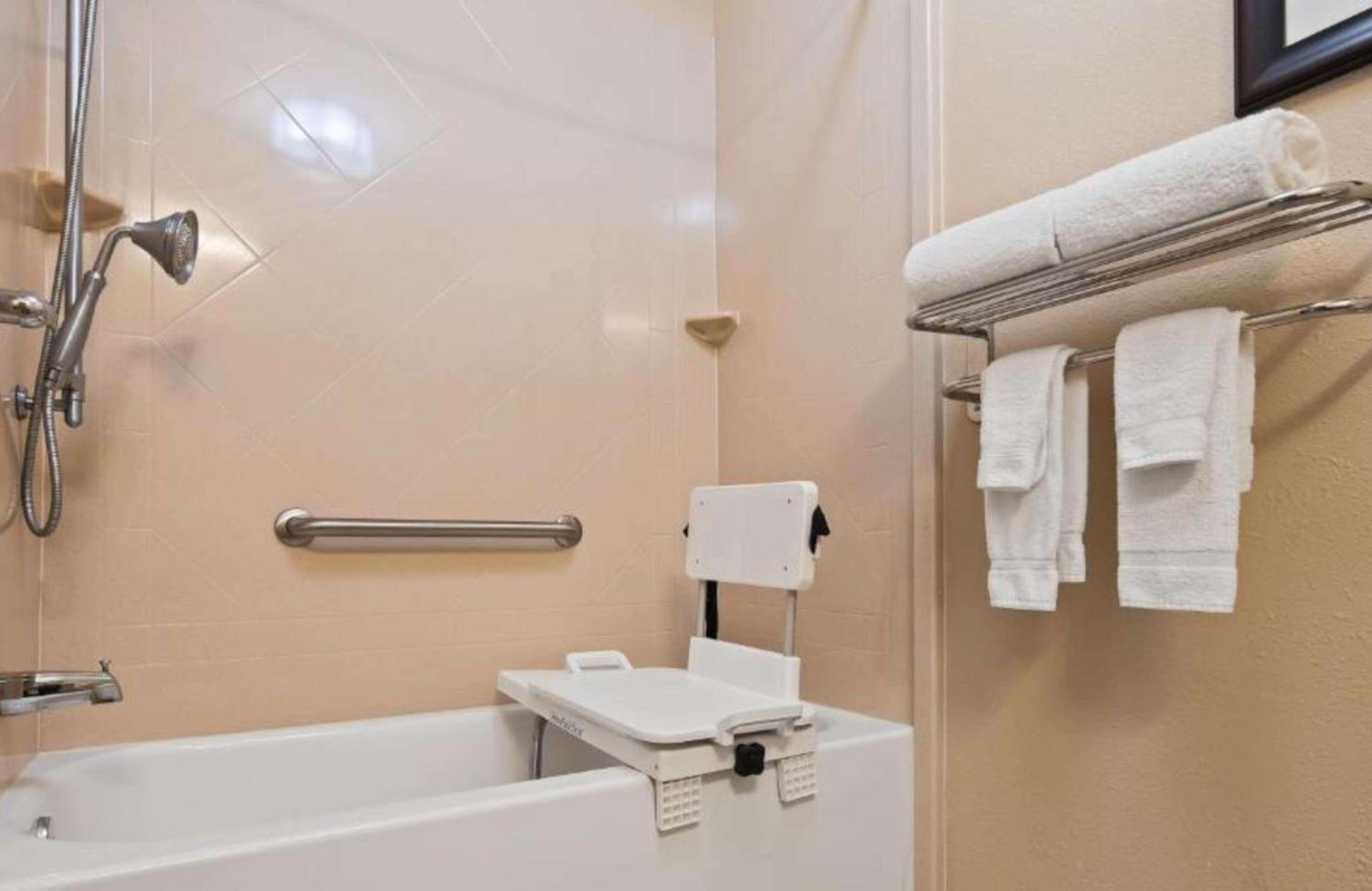 Queen Room - Disability Access - Photo 4