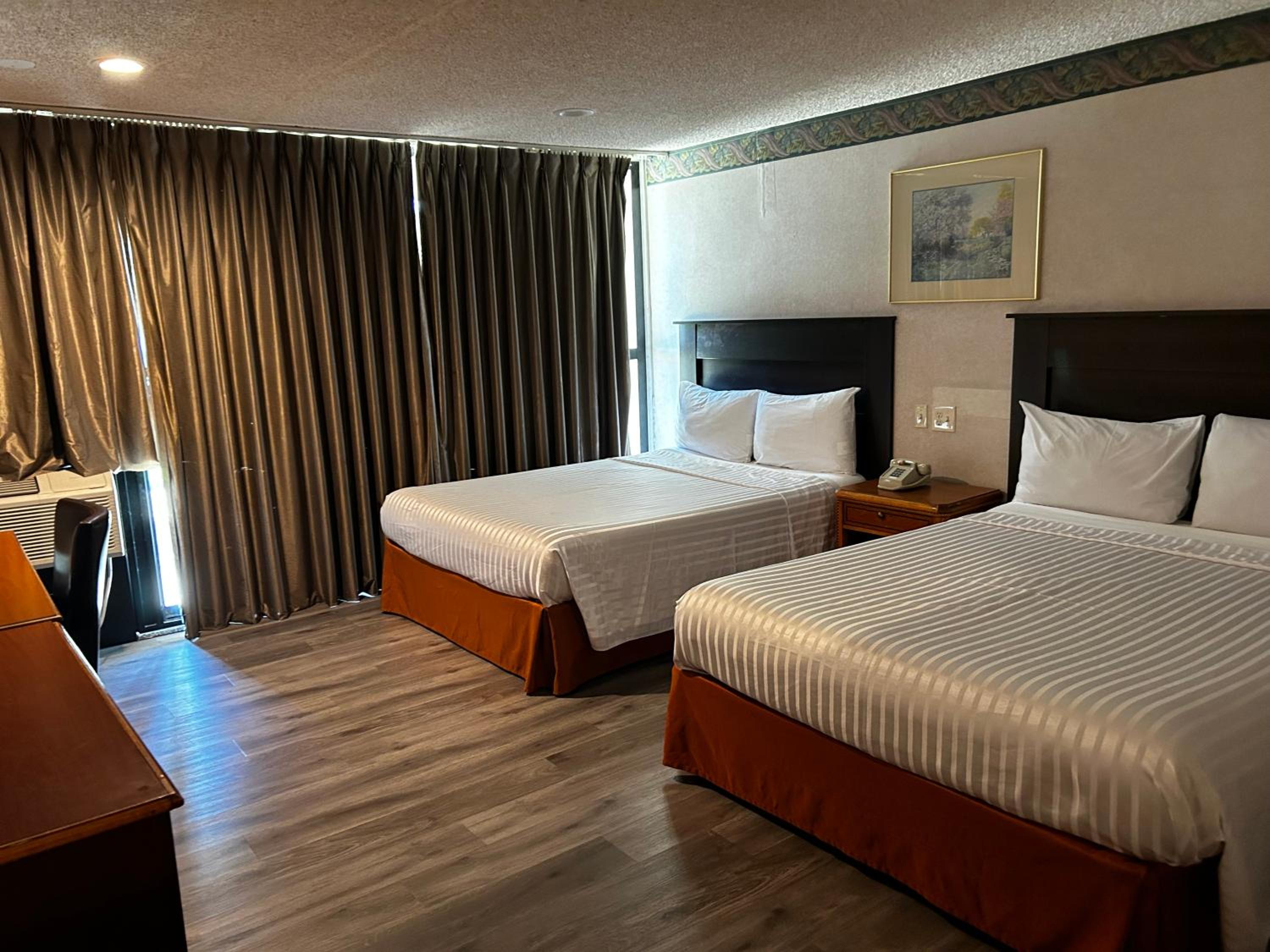 Two Queen Bed Room Interior - Photo 11