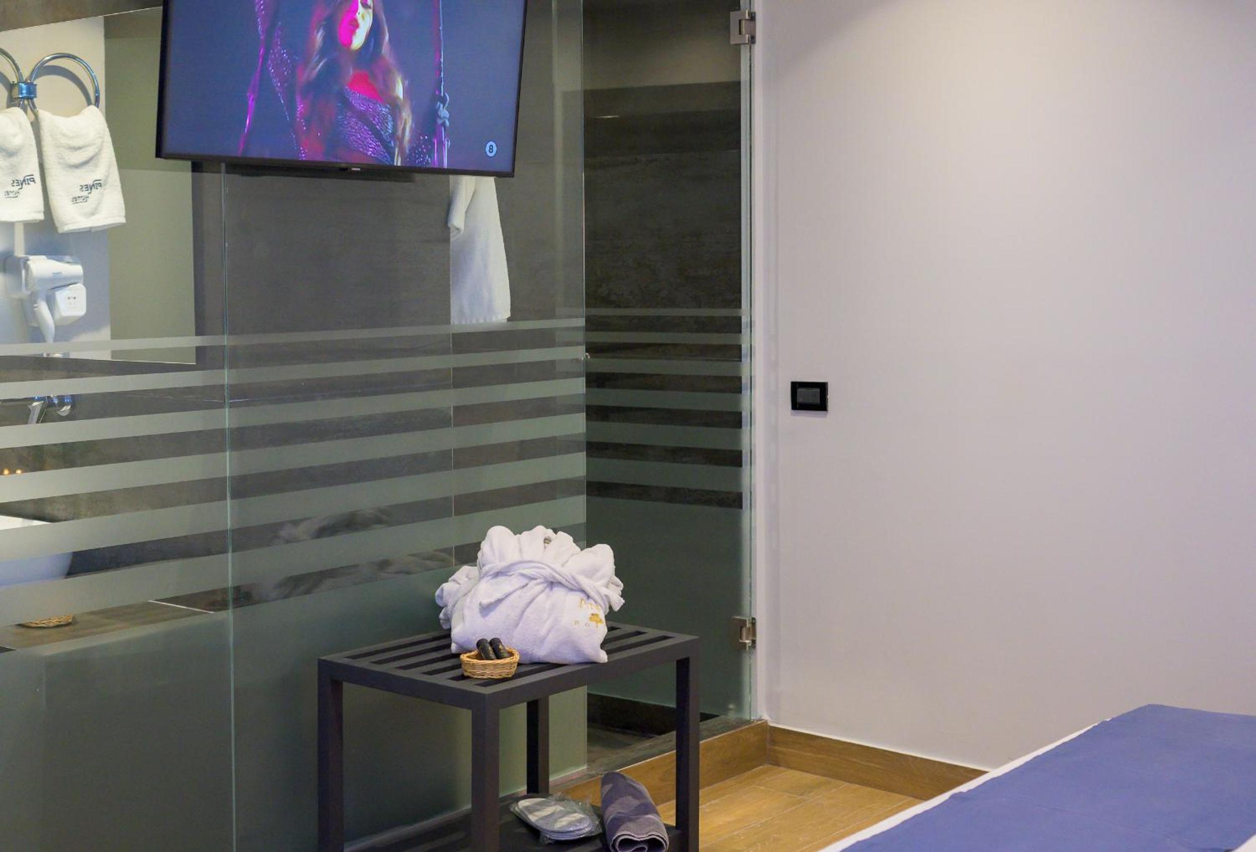 Deluxe Double Room with Balcony photo 2