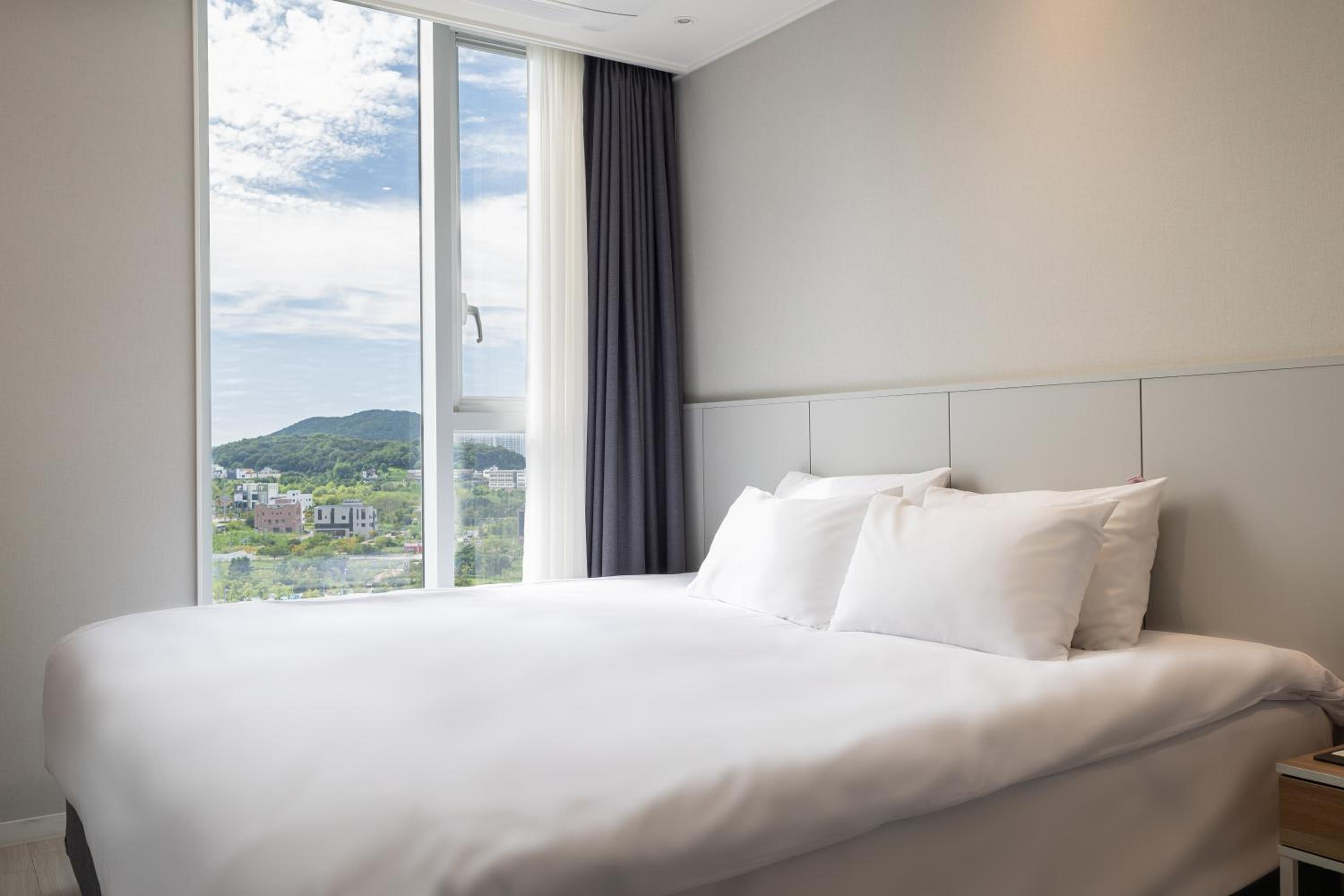 Standard King (City View)