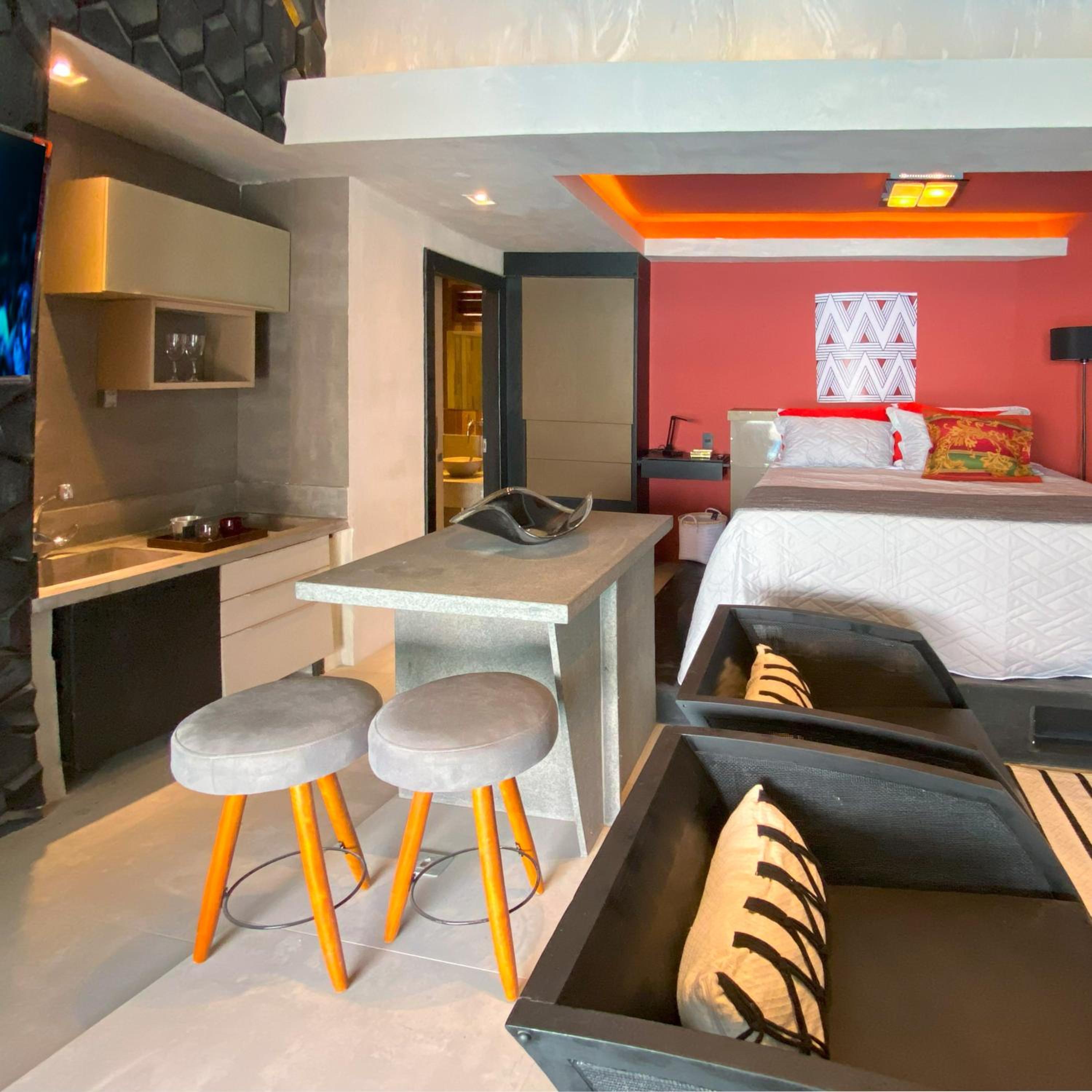 Queen Suite with Pool View photo 3