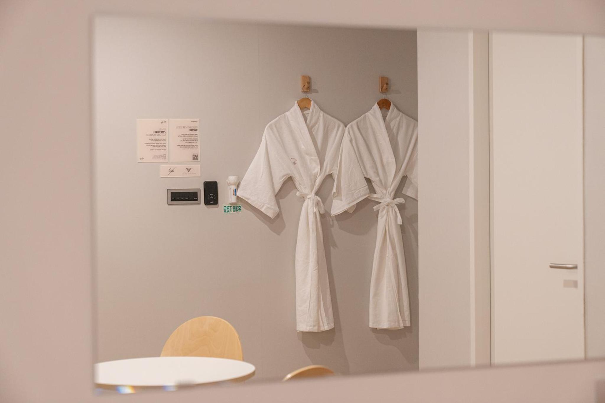 Standard Double Room - Photo 9