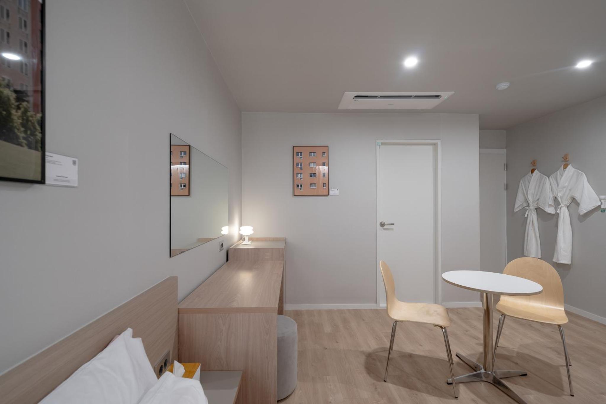 Standard Double Room - Photo 8