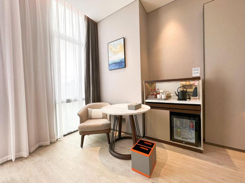 Deluxe King Room, Non-Smoking - Photo 4
