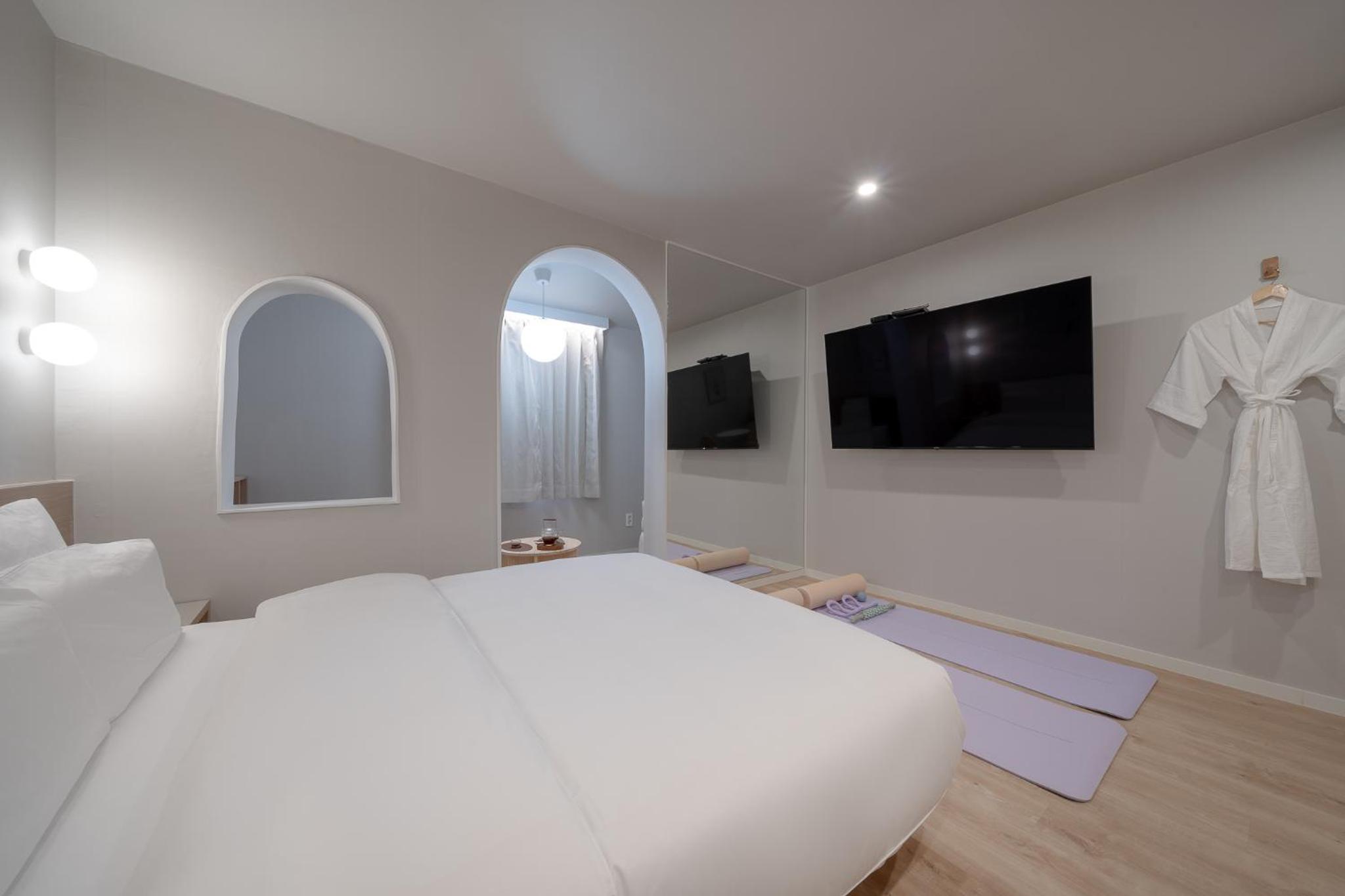 Economy Double Room - Photo 10