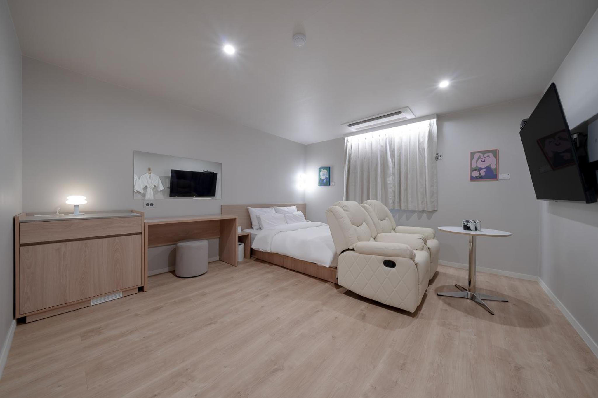 Deluxe Queen Room - Photo 1
