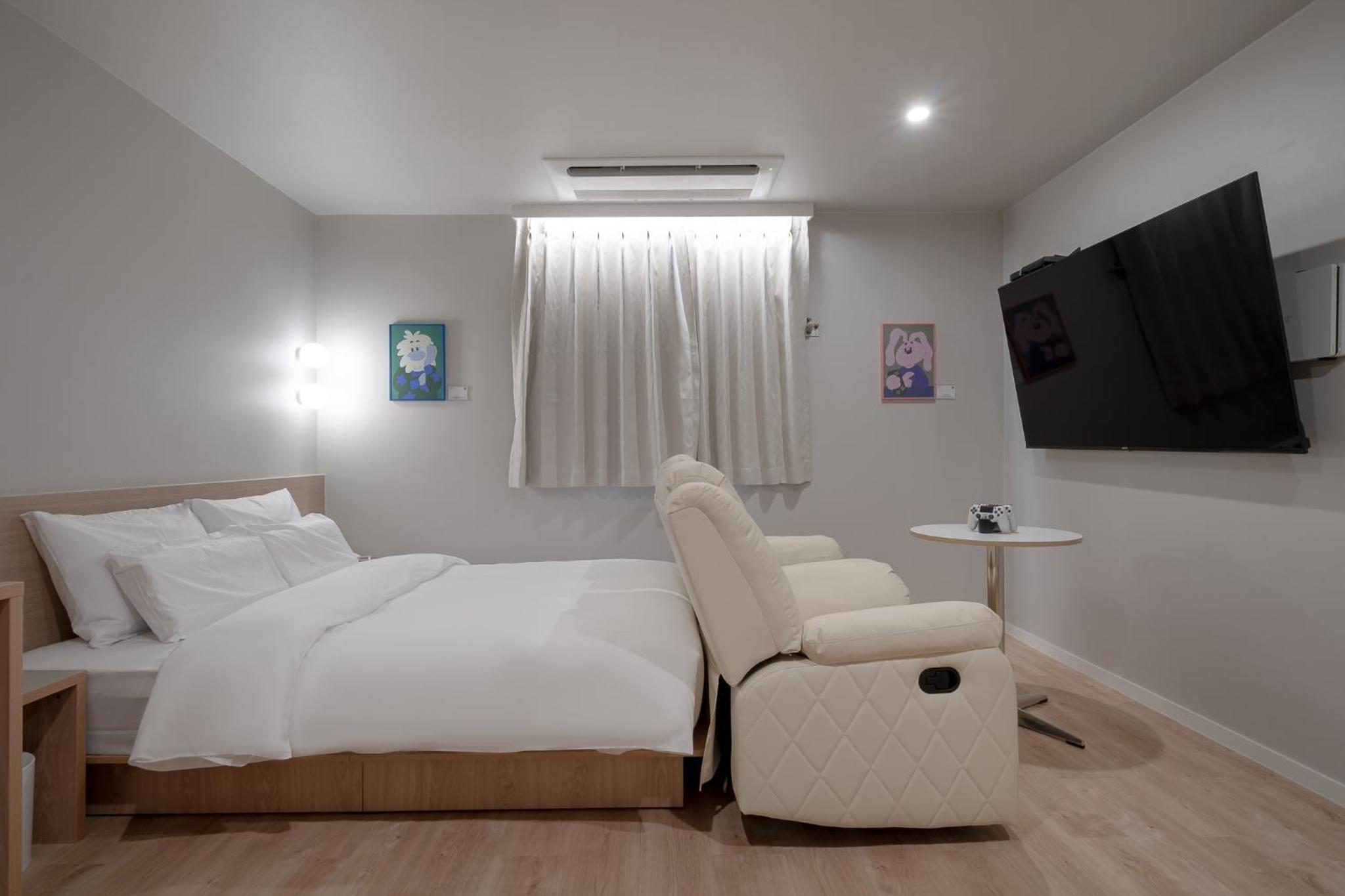Deluxe Queen Room - Photo 9
