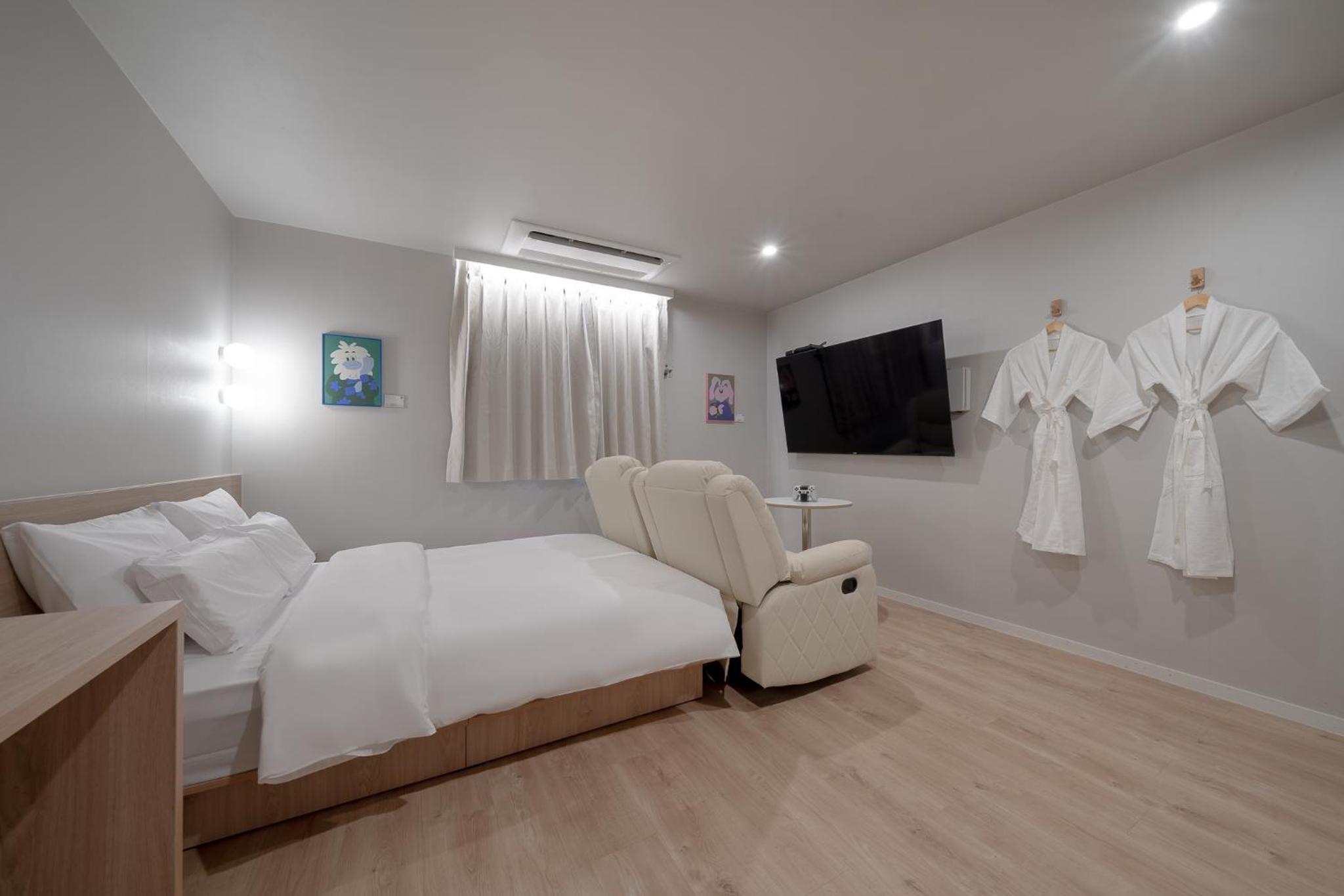 Deluxe Queen Room - Photo 8