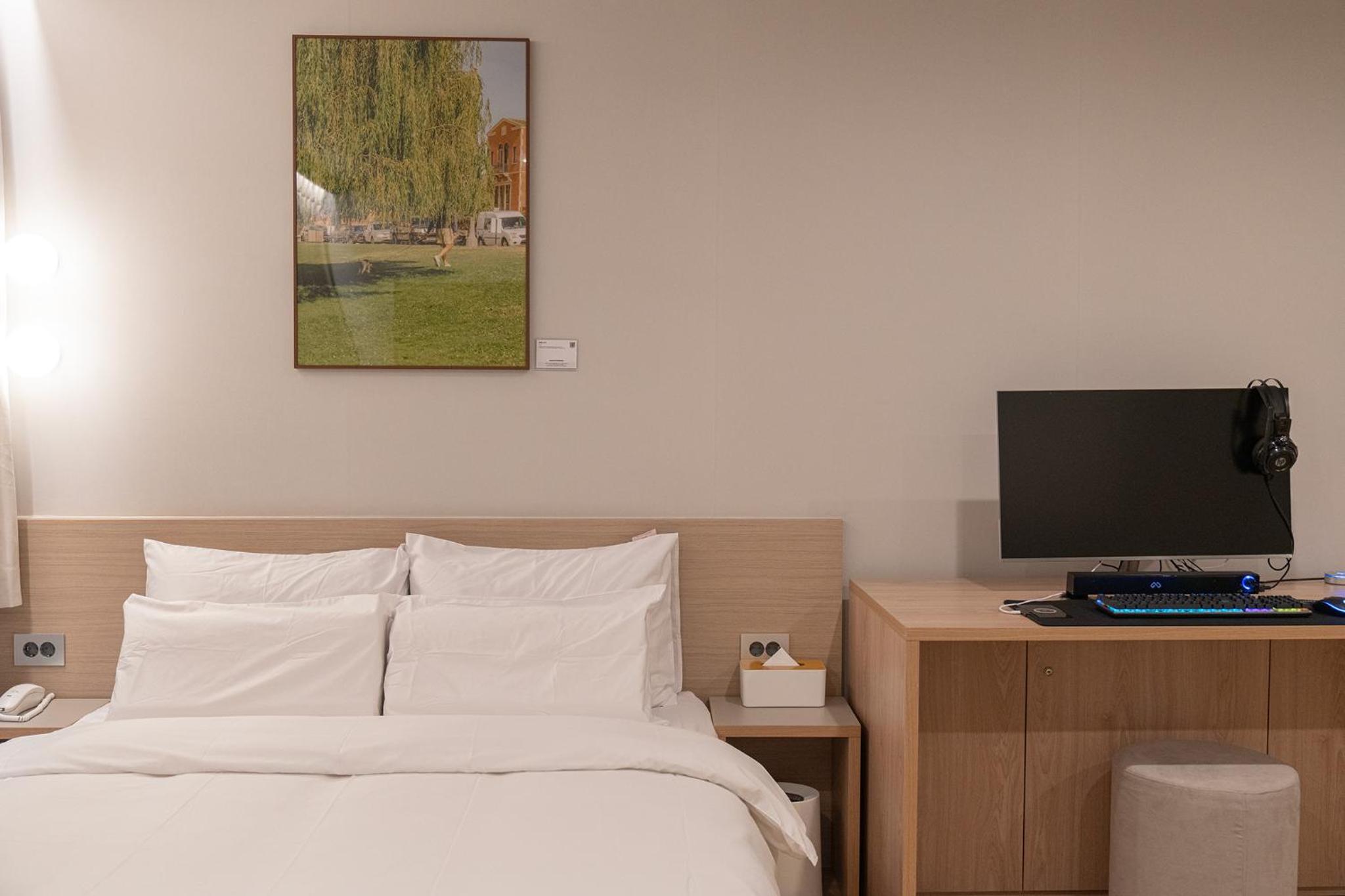 Standard Queen Room - Photo 8