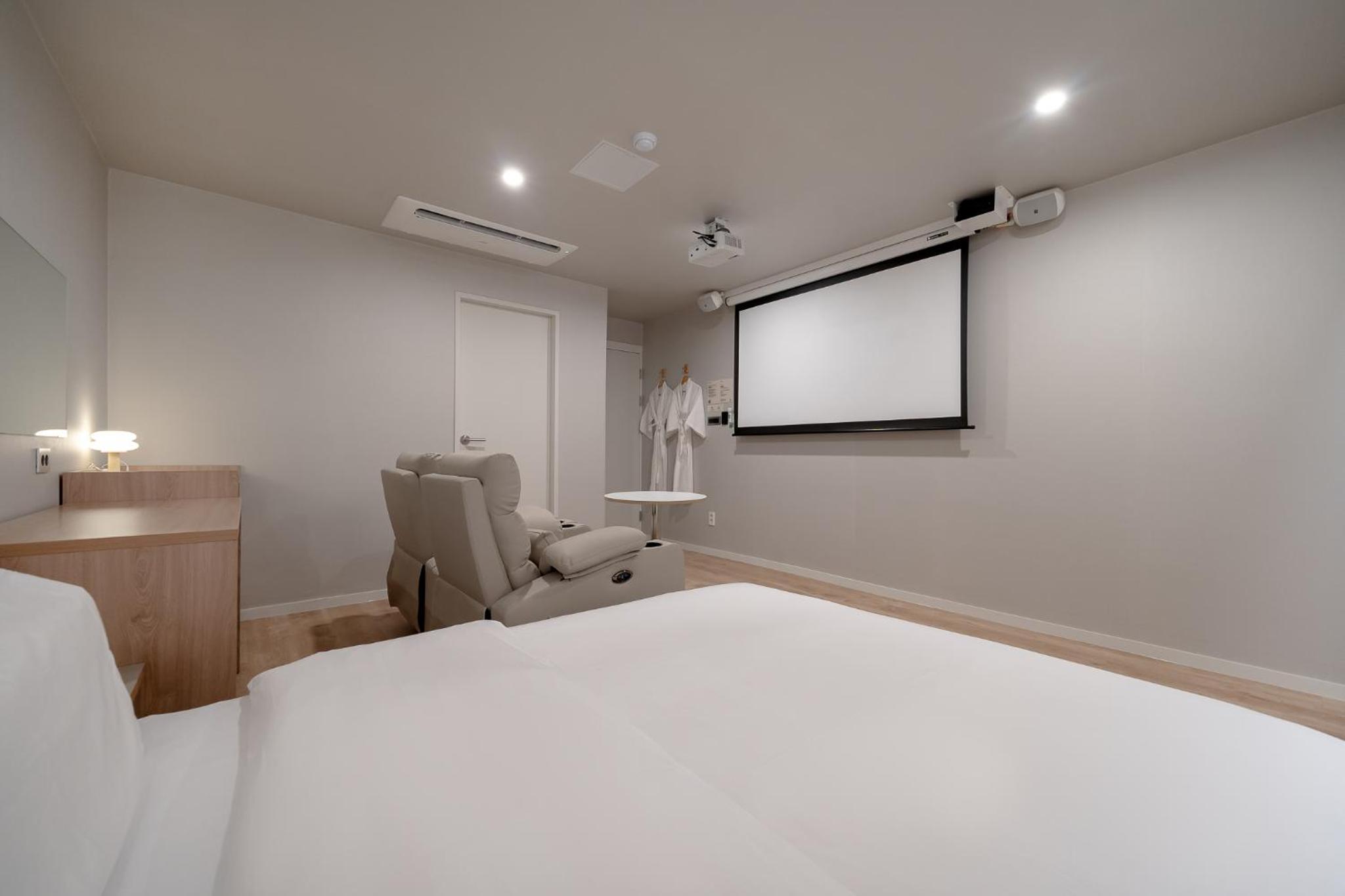 Standard Suite Room - Photo 7
