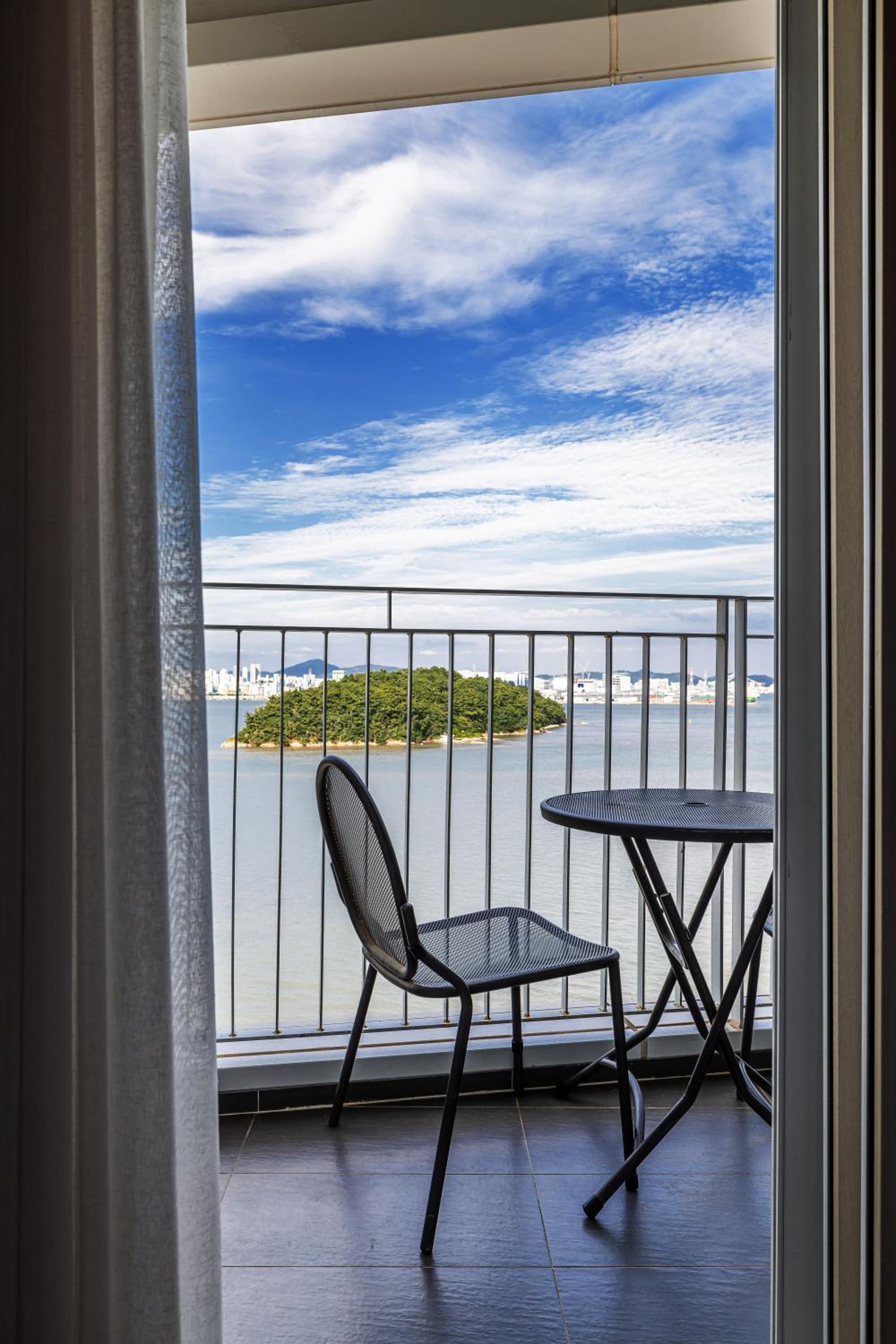 Deluxe King with Terrace (Ocean View) - Photo 5