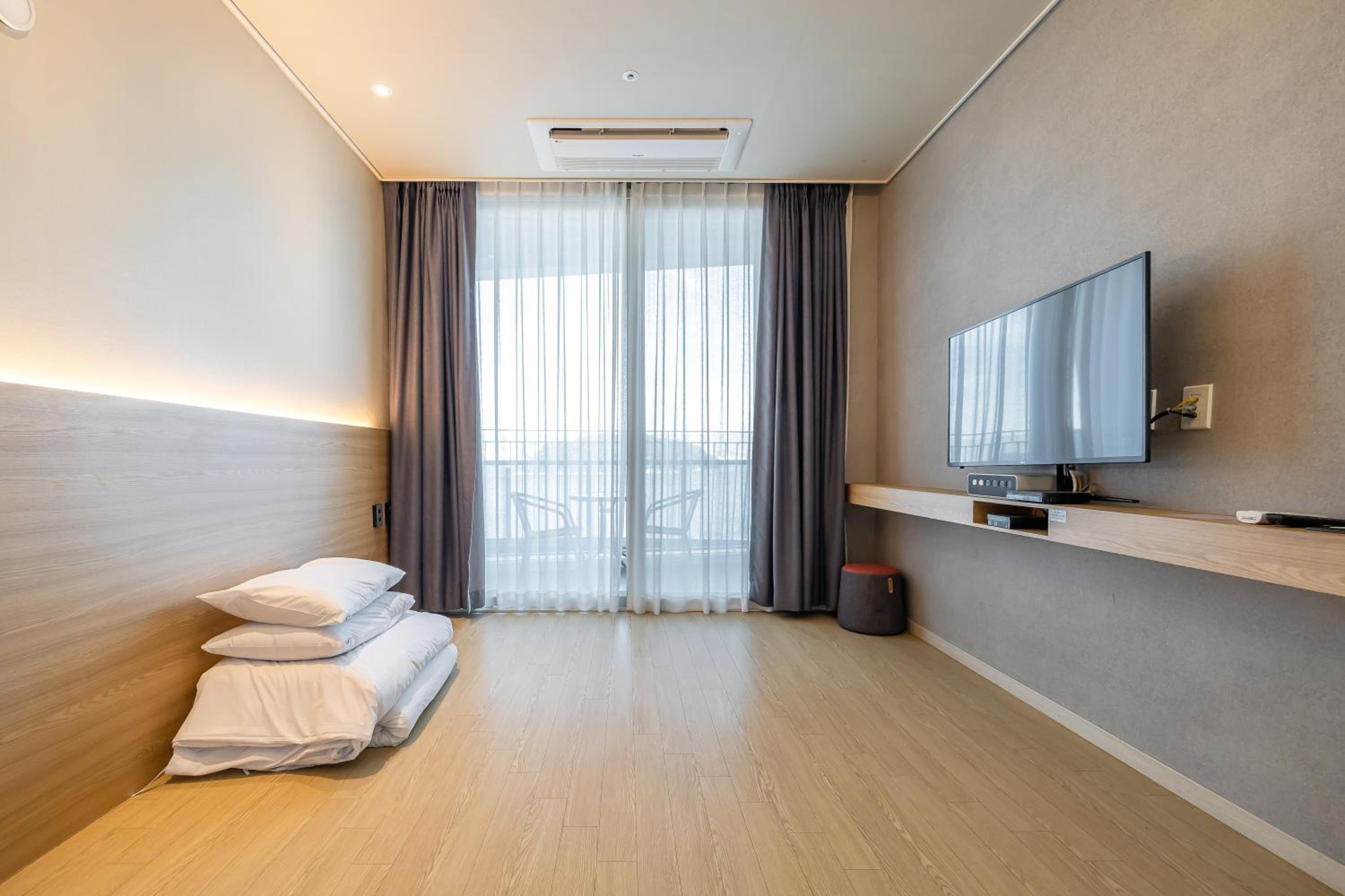 Korean Style Deluxe Ondol with Terrace (Ocean View) - Photo 1