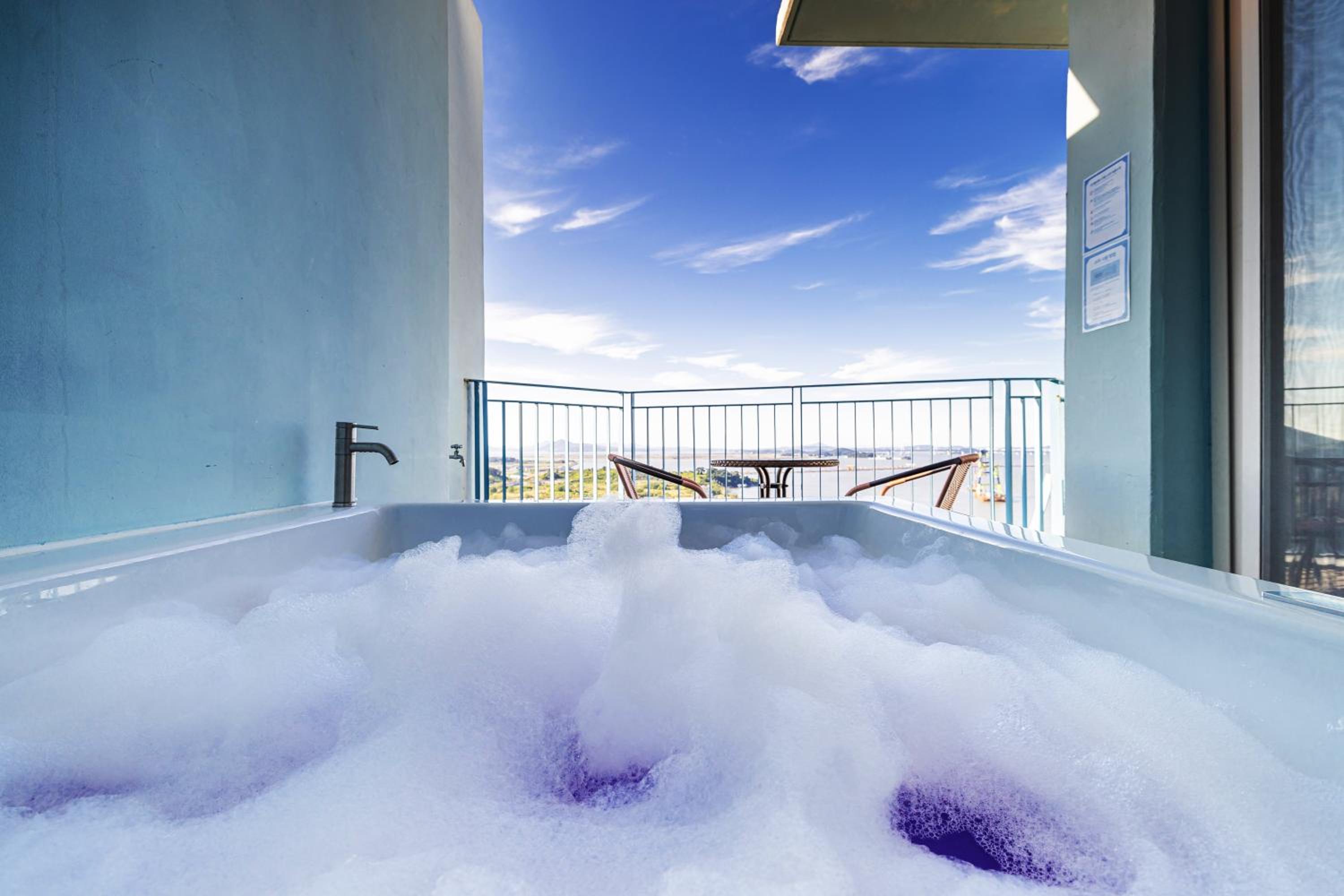 Premier Spa Suite Deluxe King (Half Ocean View) - Photo 6