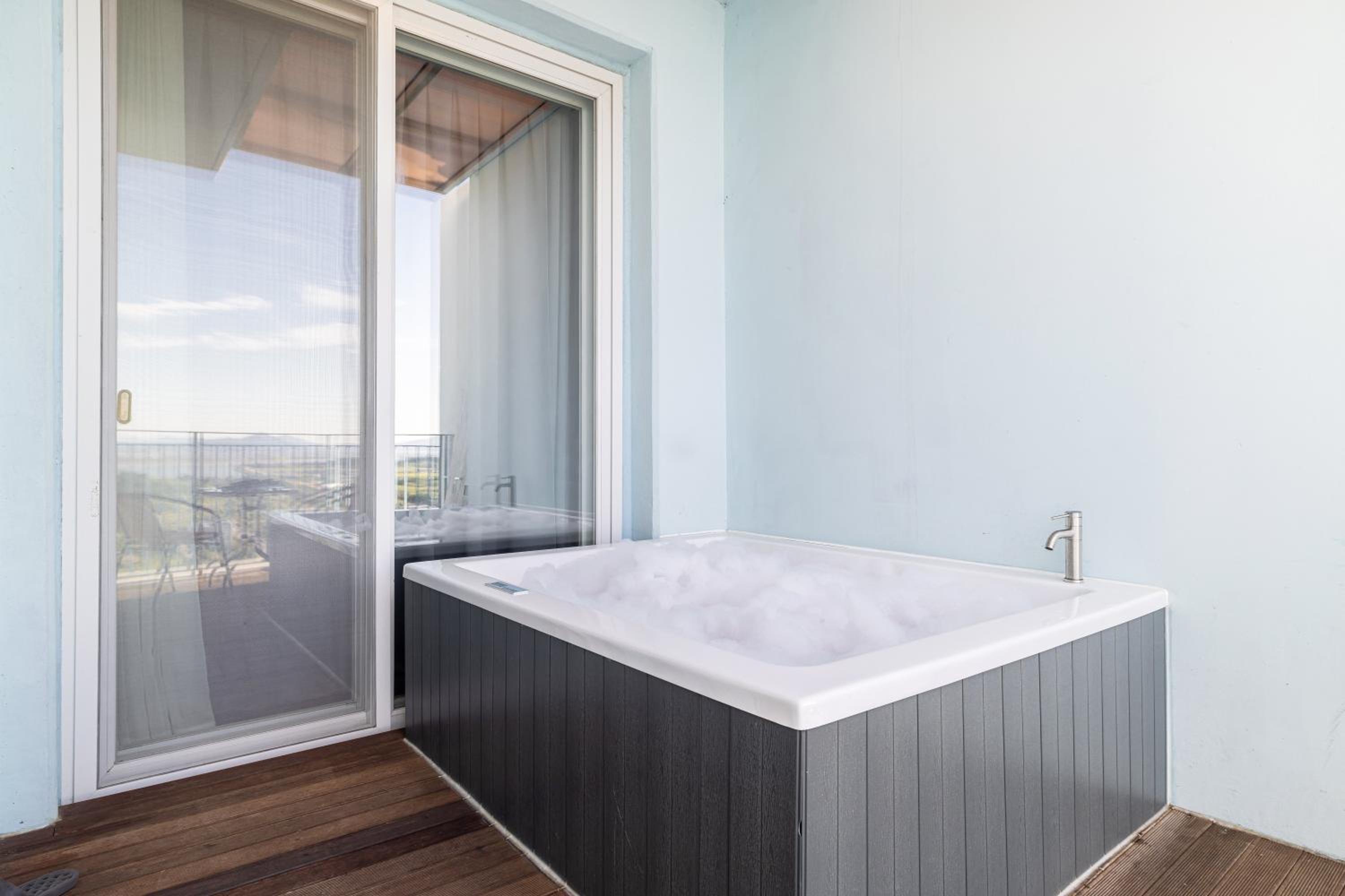 Premier Spa Suite Deluxe King (Half Ocean View) - Photo 4