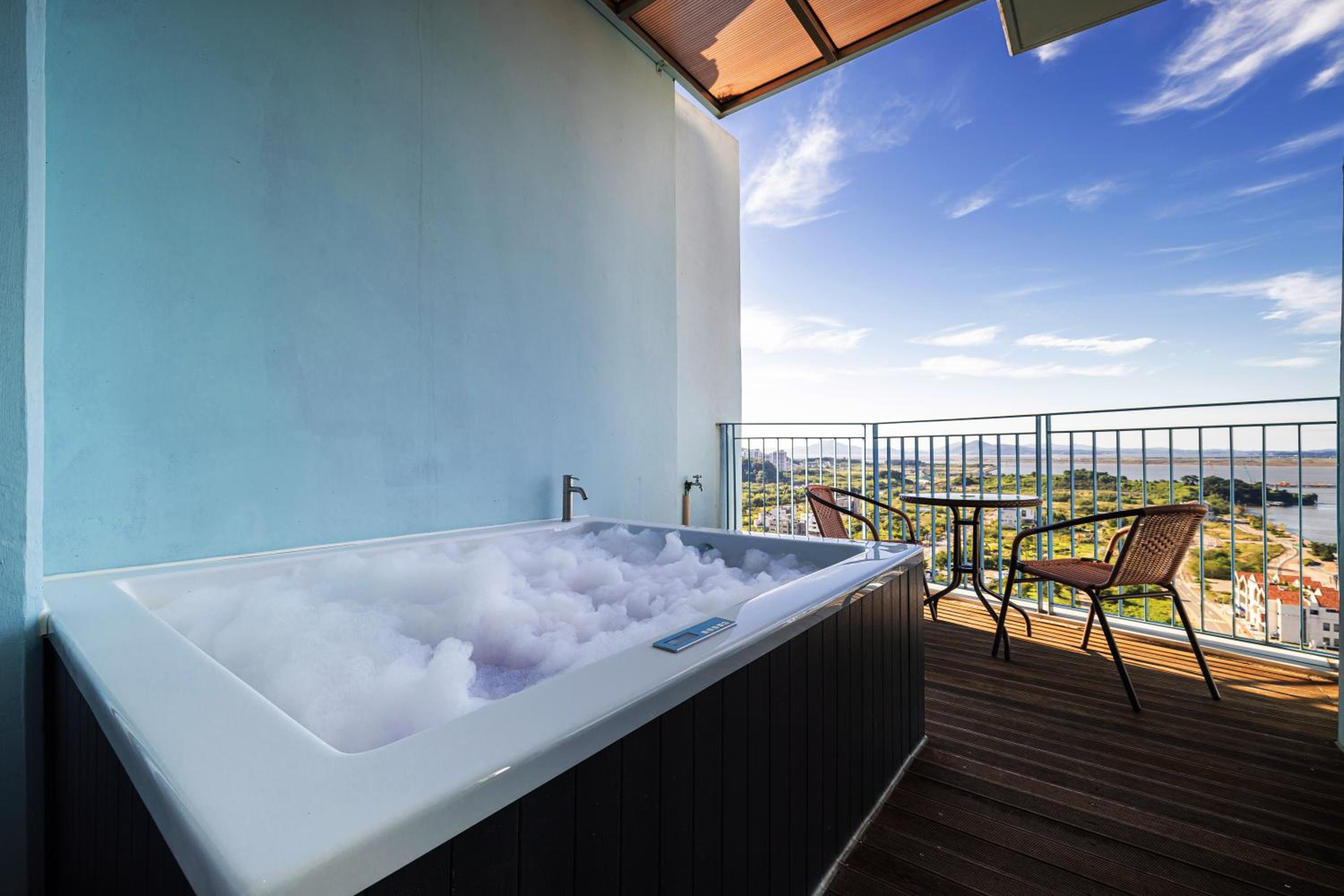 Premier Spa Suite Deluxe King (Half Ocean View) - Photo 10