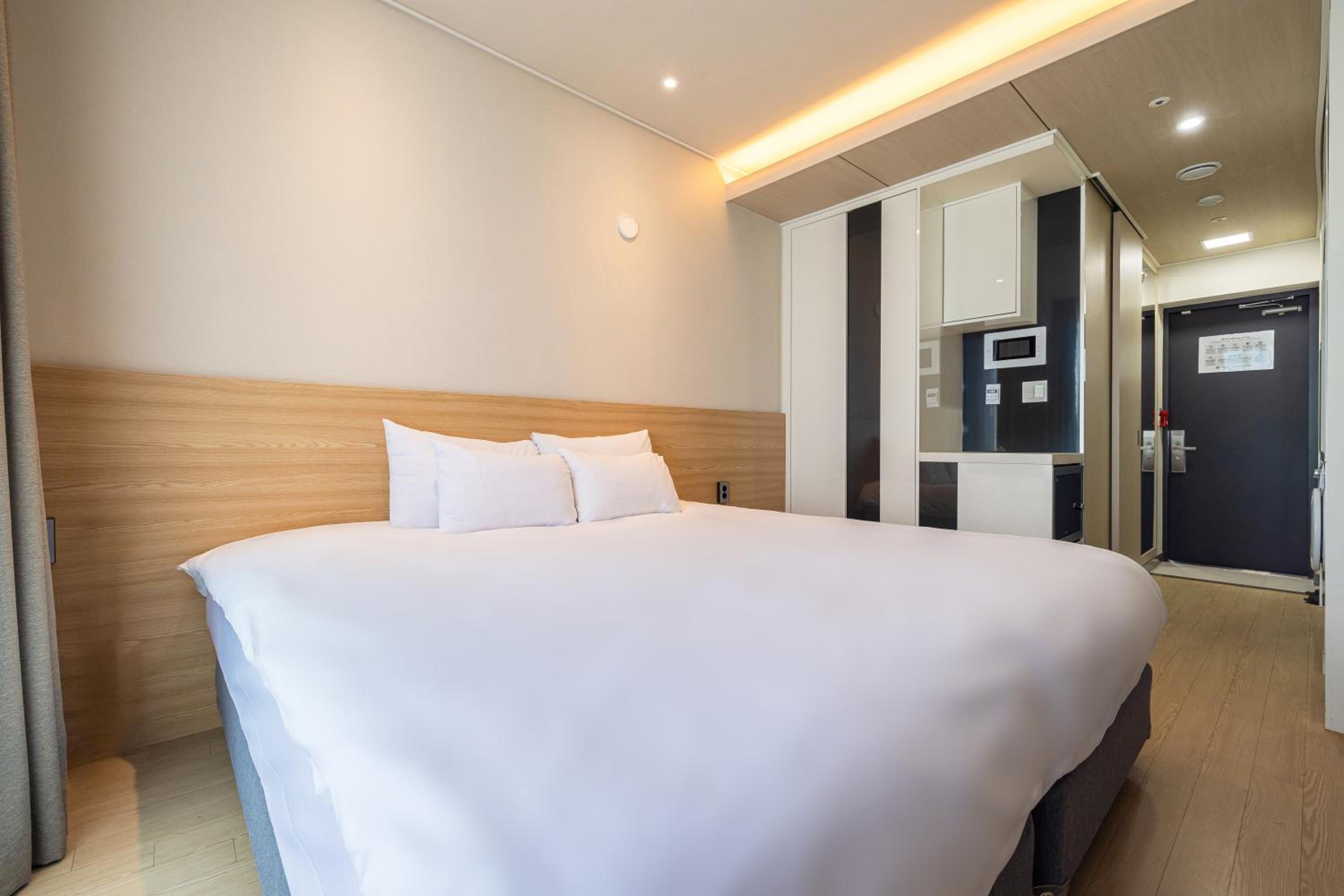 Deluxe King with Terrace (Ocean View) - Photo 2