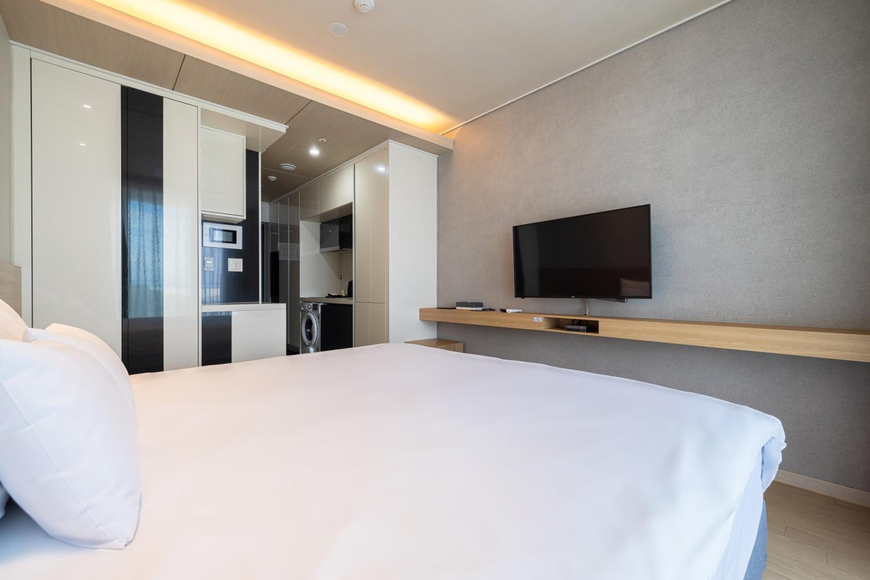 Deluxe King with Terrace (Ocean View) - Photo 6