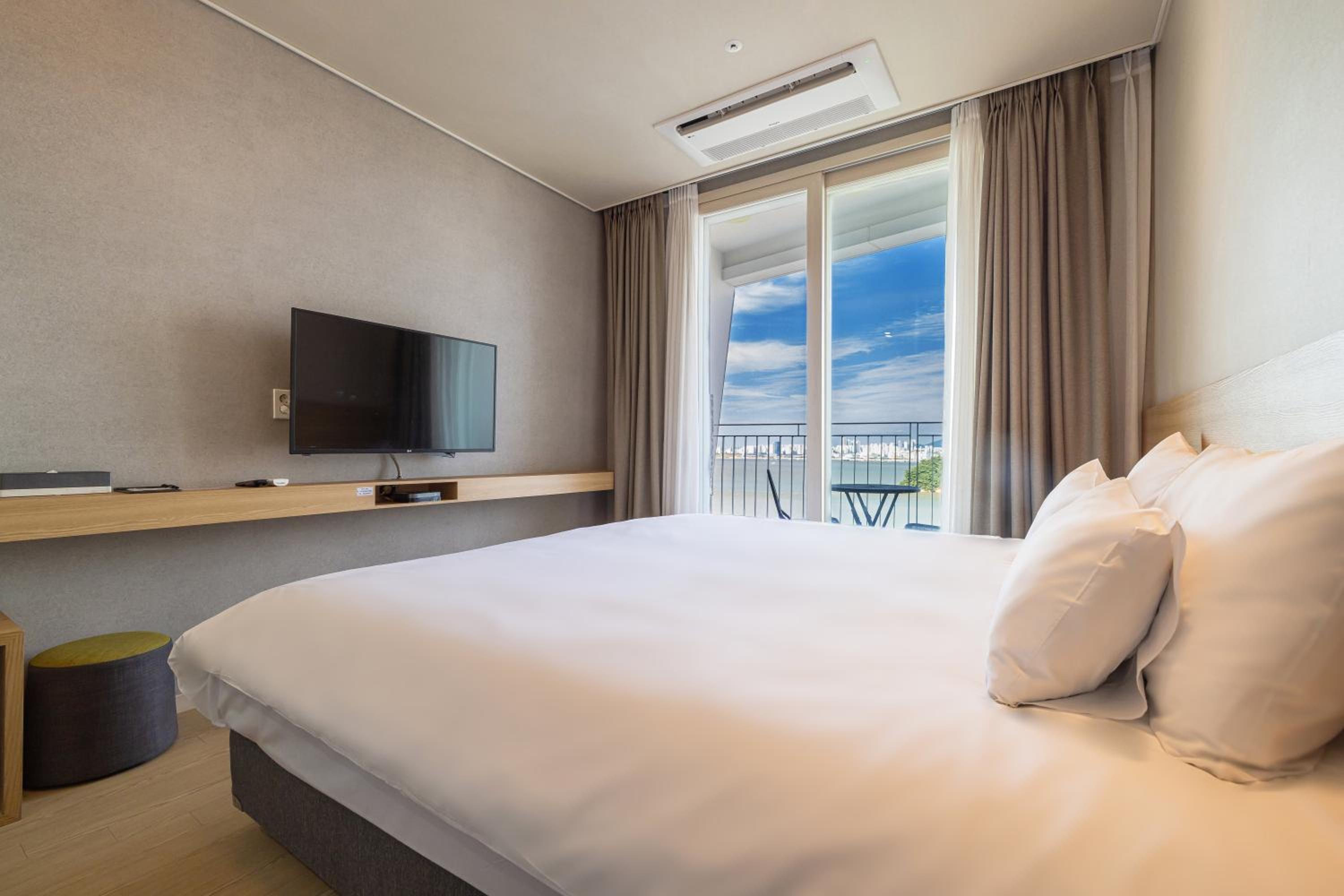 Deluxe King with Terrace (Ocean View) - Photo 3