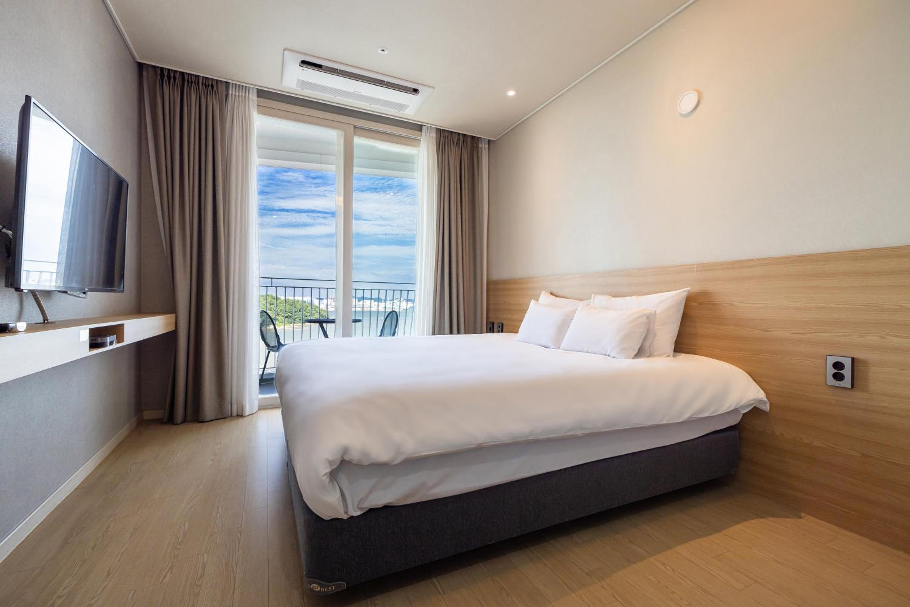 Deluxe King with Terrace (Ocean View) - Photo 1