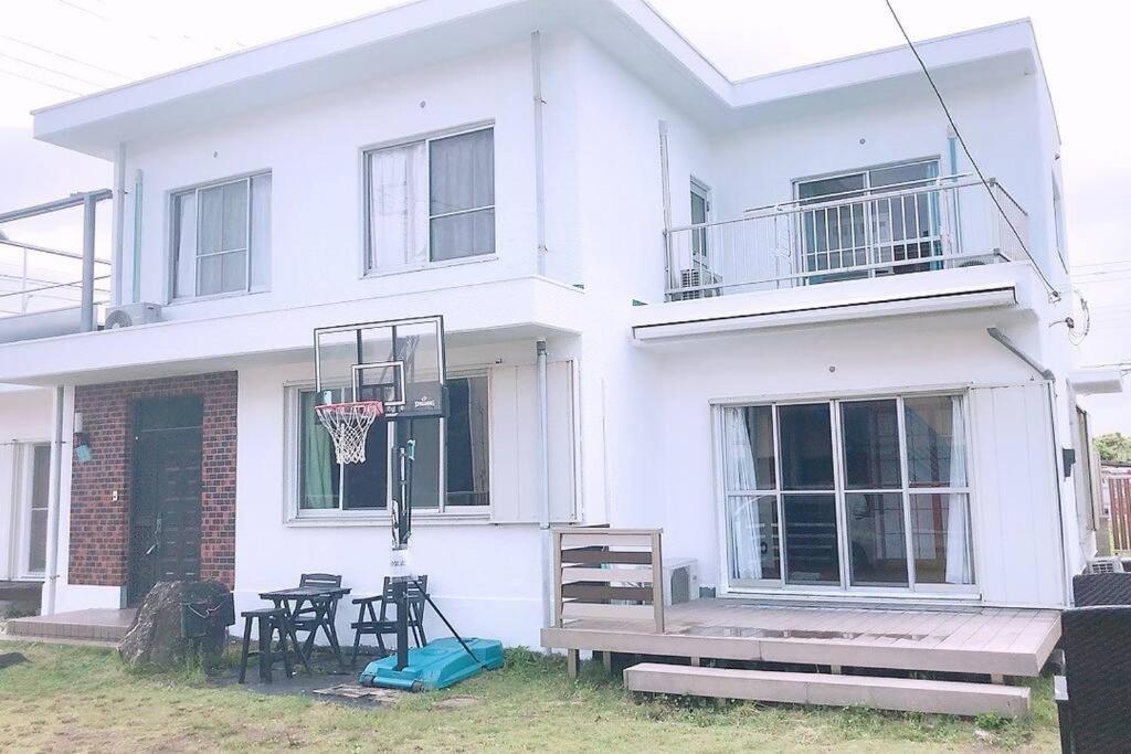 Five-Bedroom House photo 2