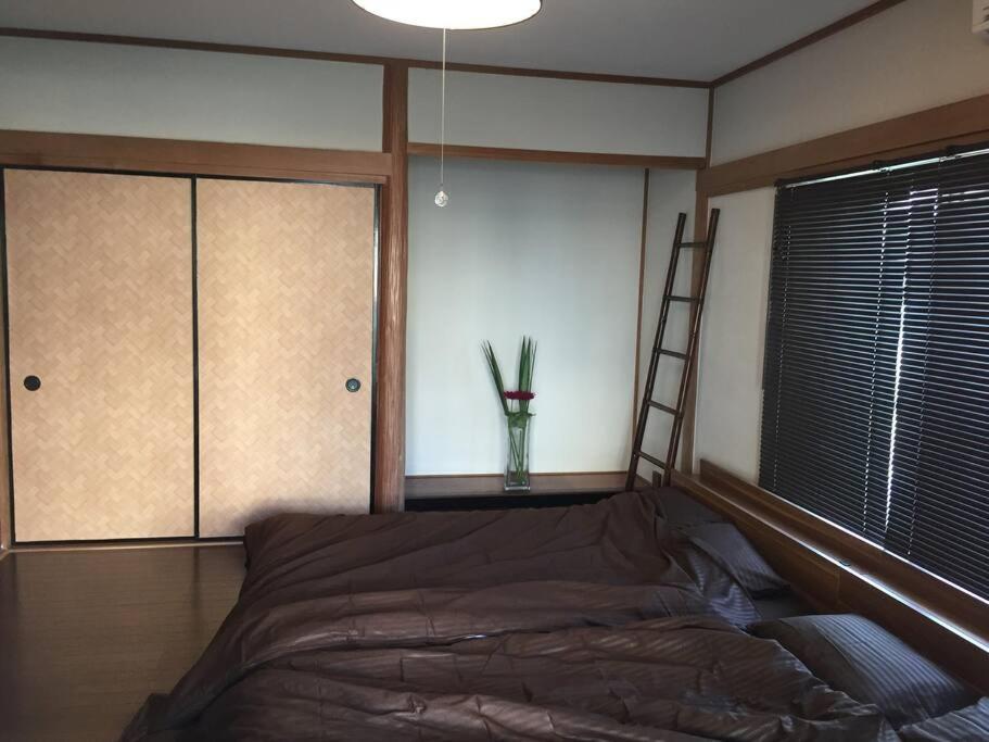 Five-Bedroom House photo 1
