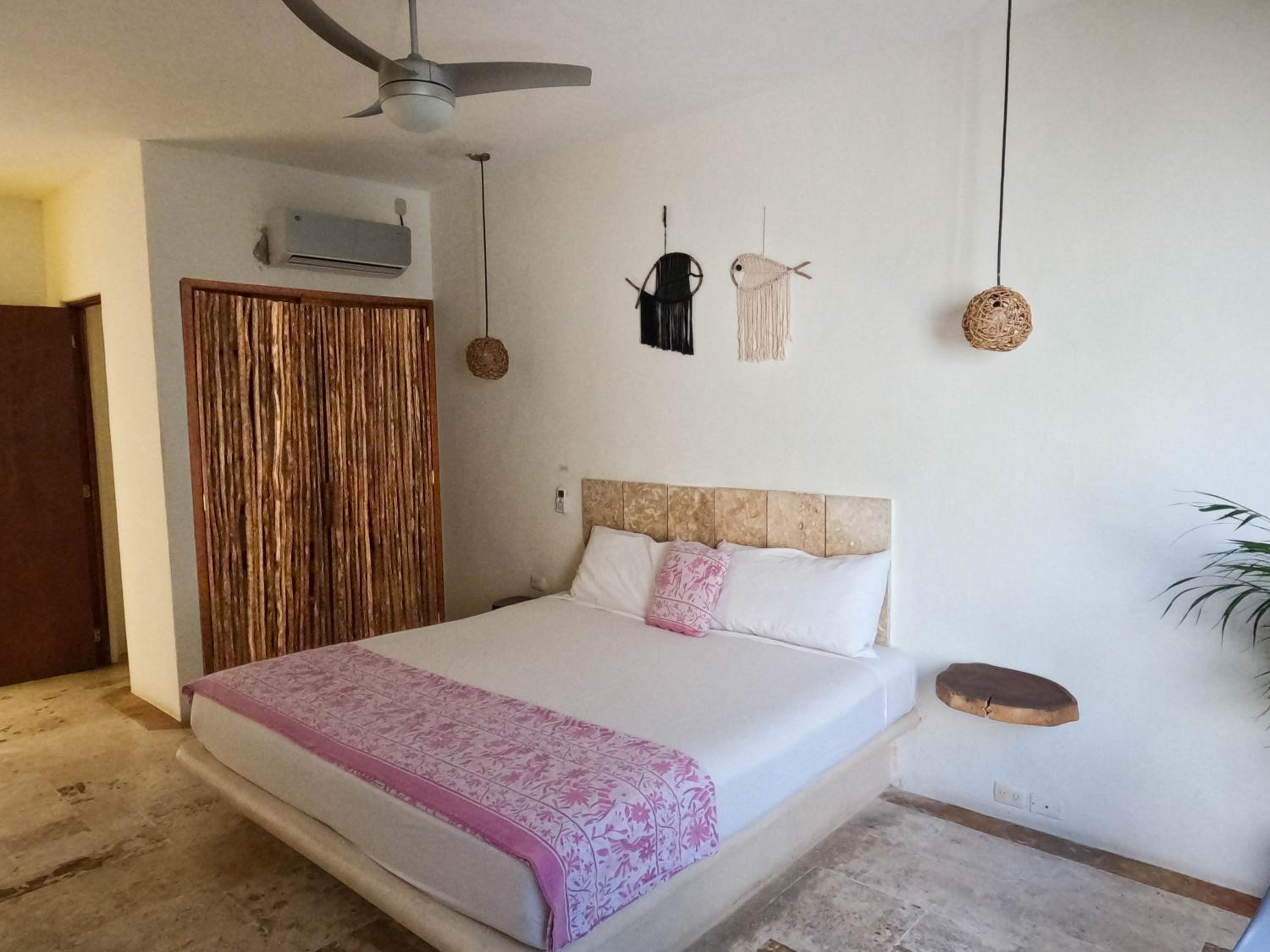 Deluxe Room - Photo 14