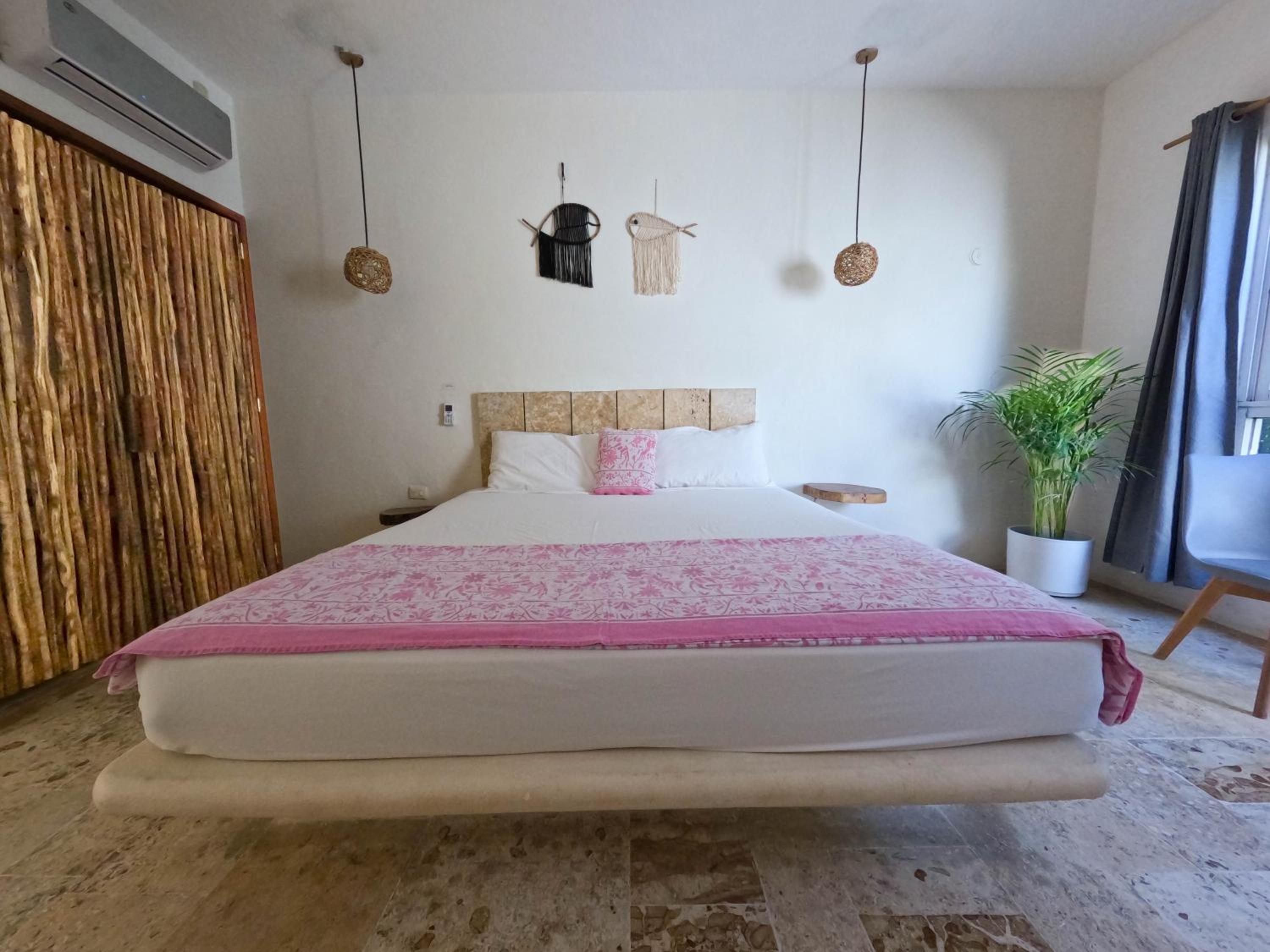 Deluxe Room - Photo 15