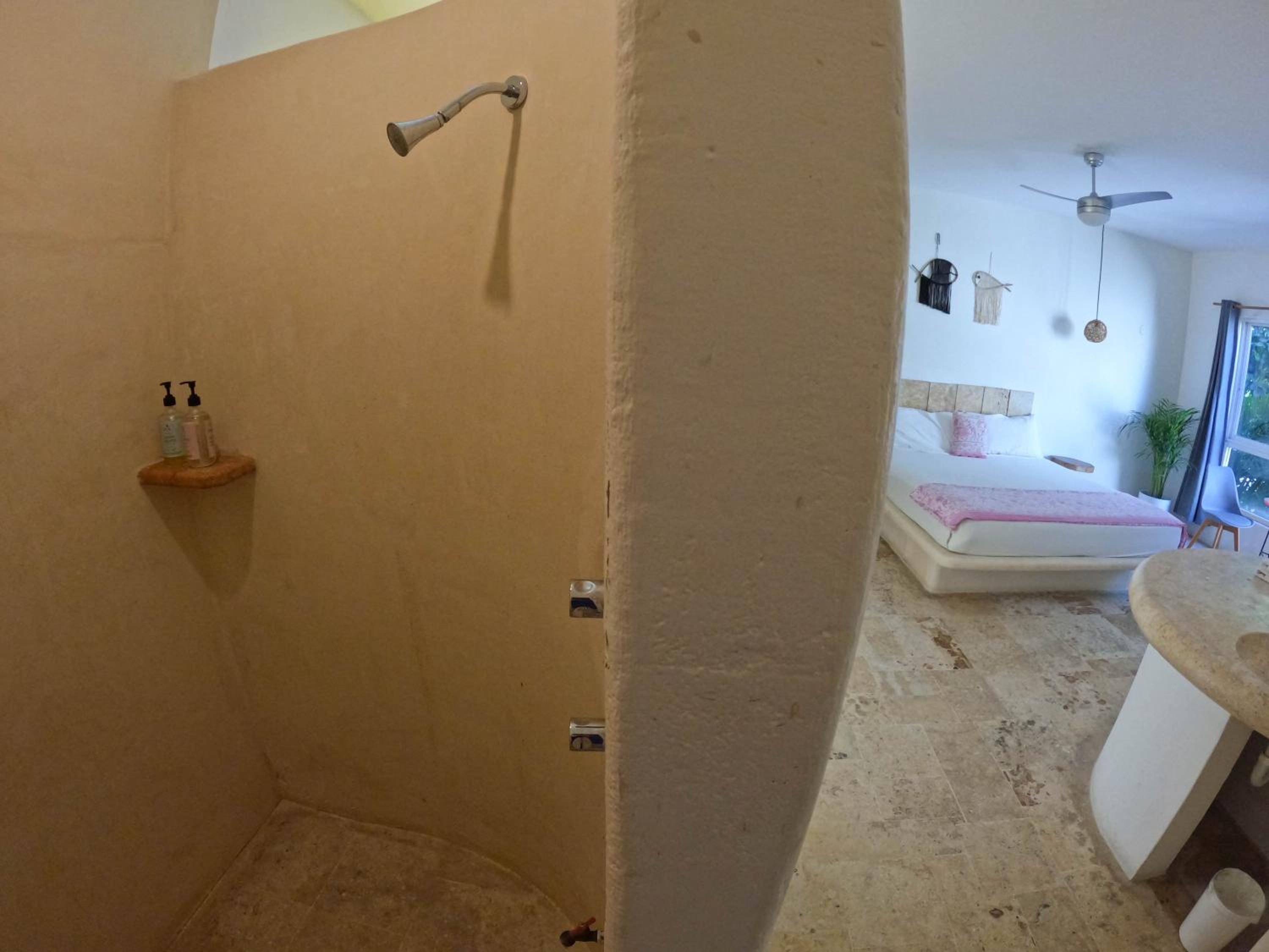 Deluxe Room - Photo 16