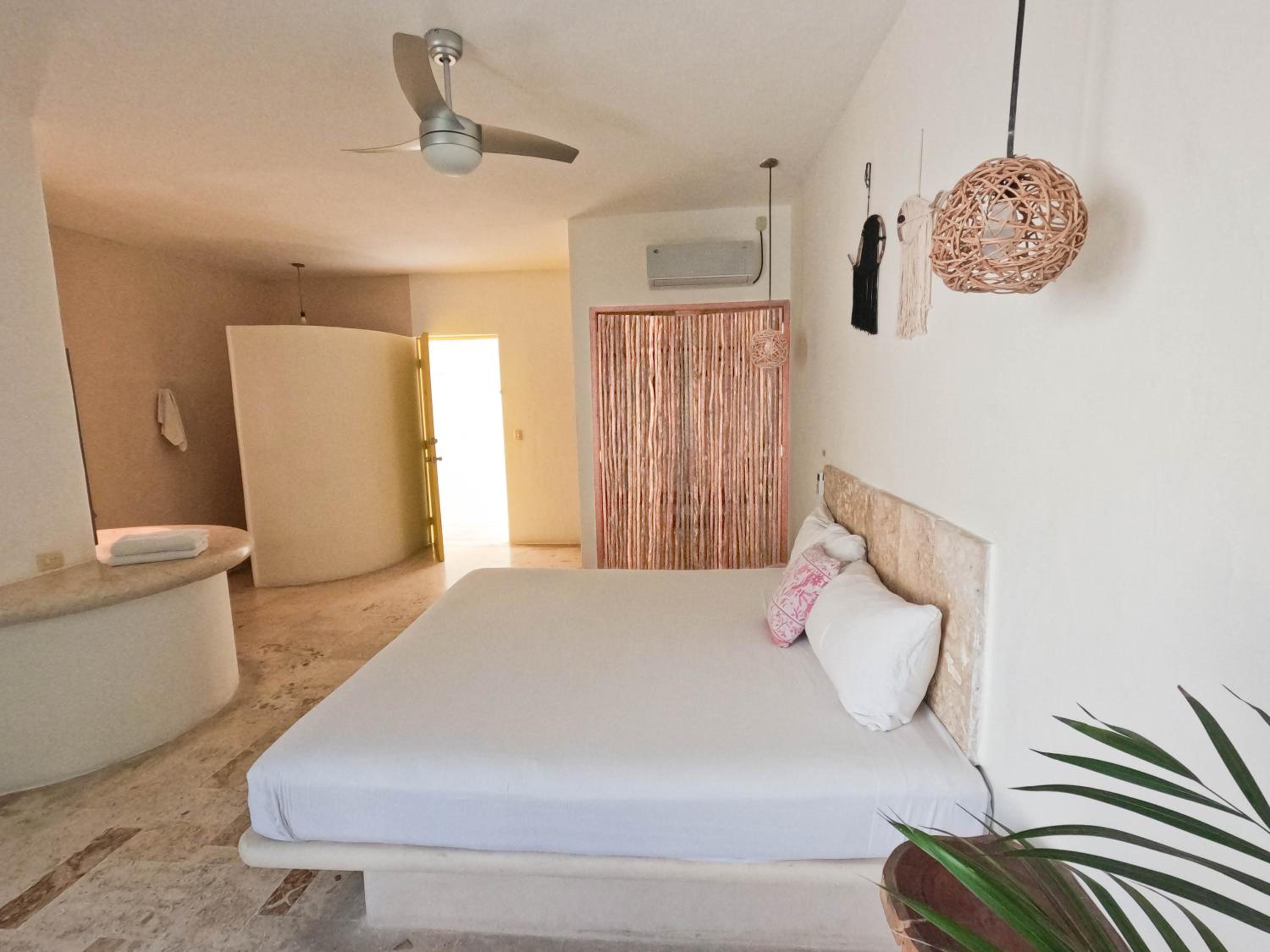 Deluxe Room - Photo 8