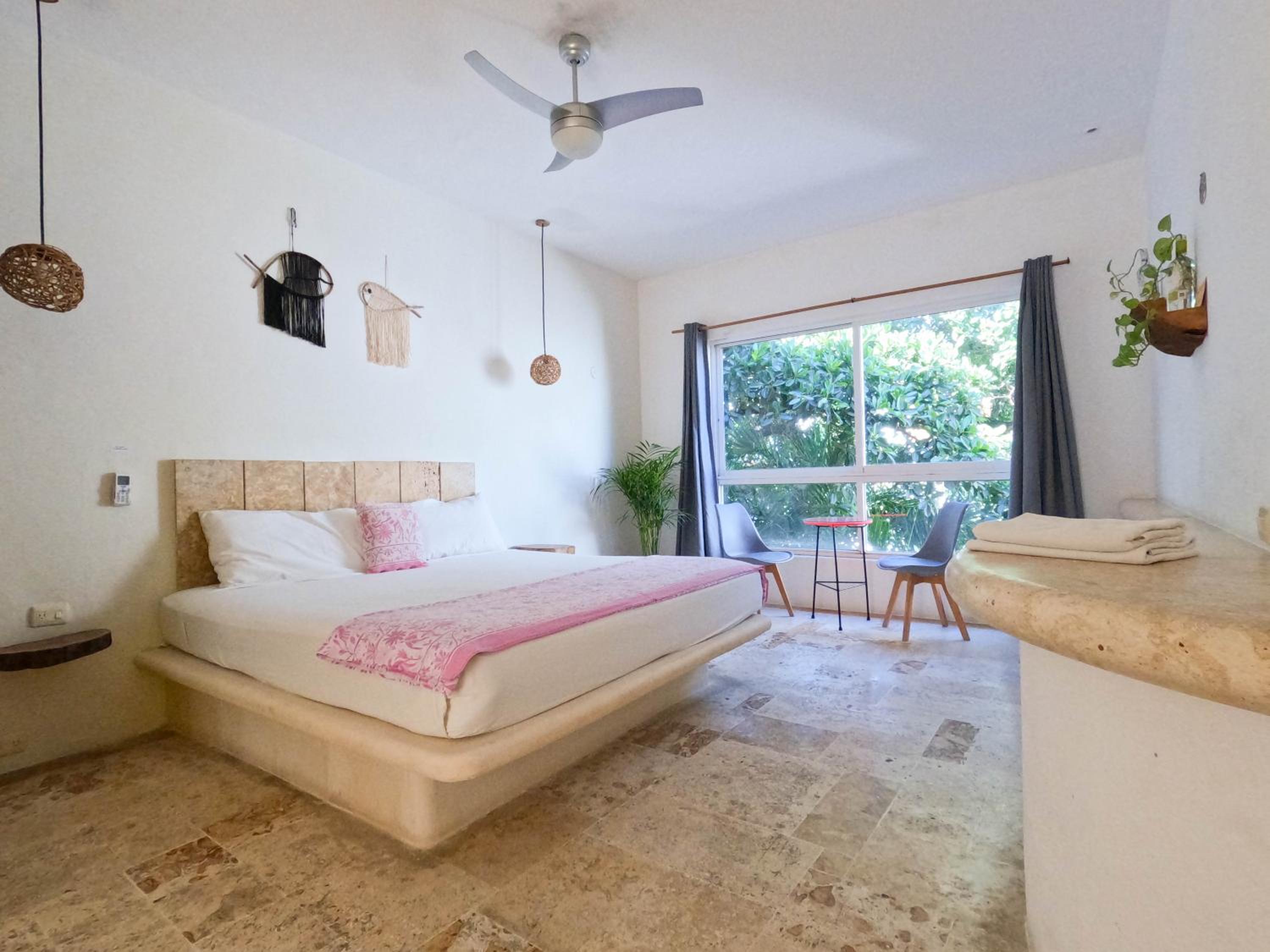 Deluxe Room - Photo 11