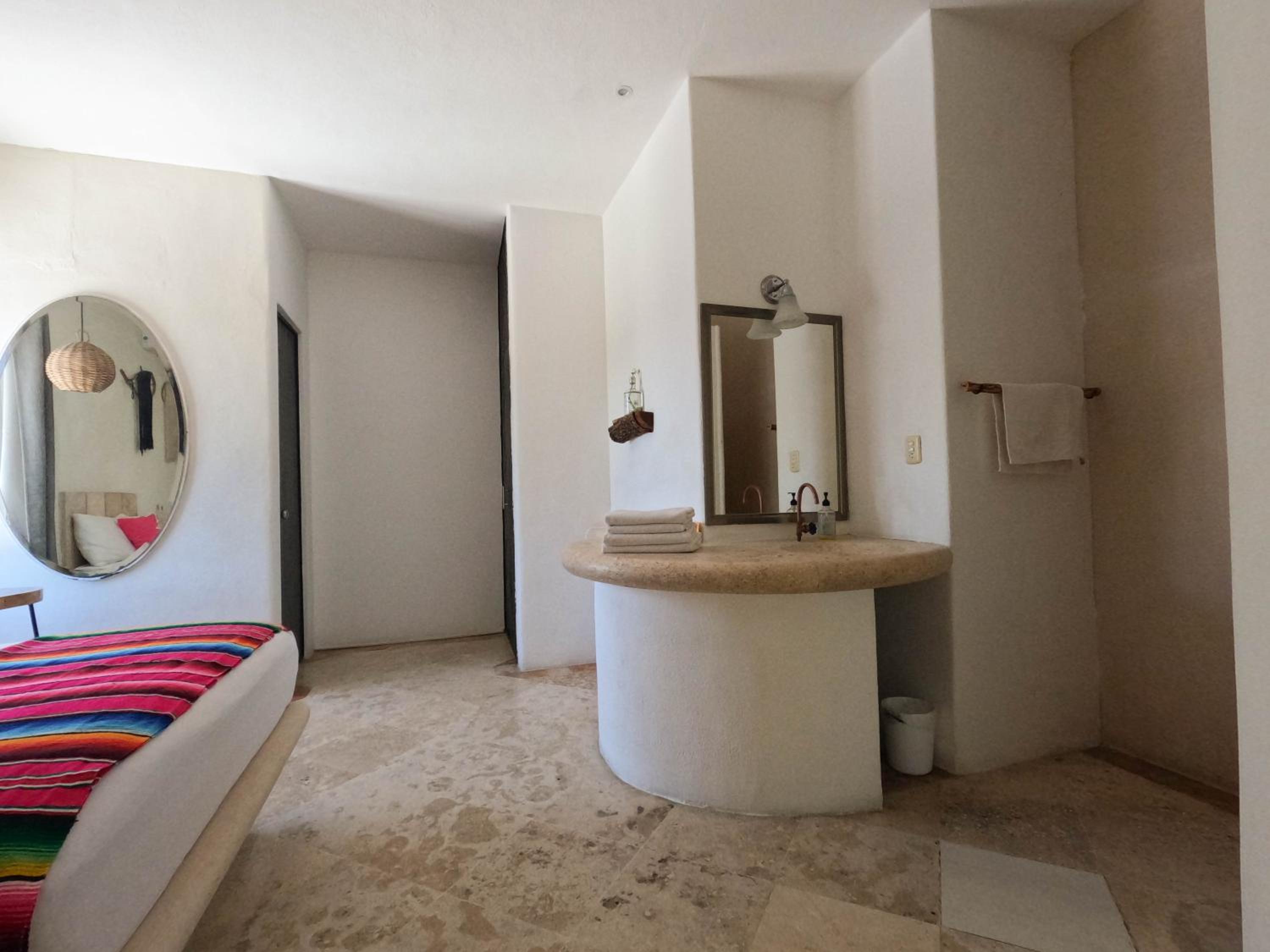 Standard Twin Room - Photo 13