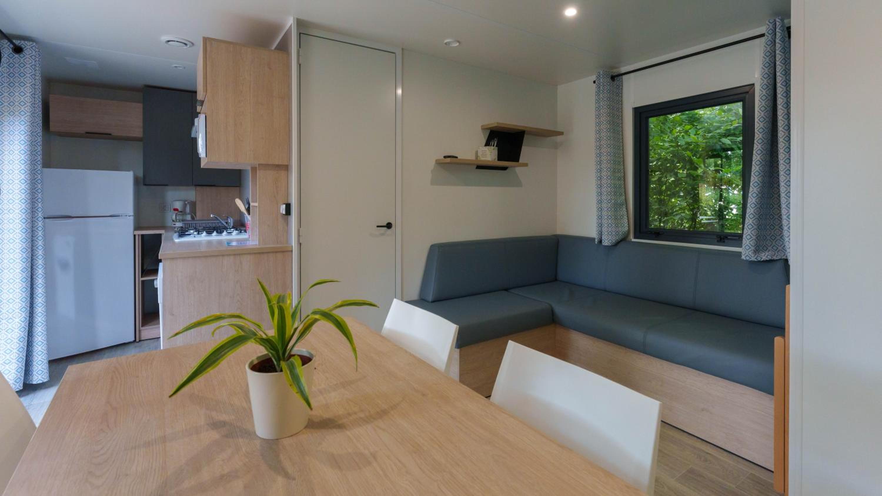 Mobile Home - Photo 2