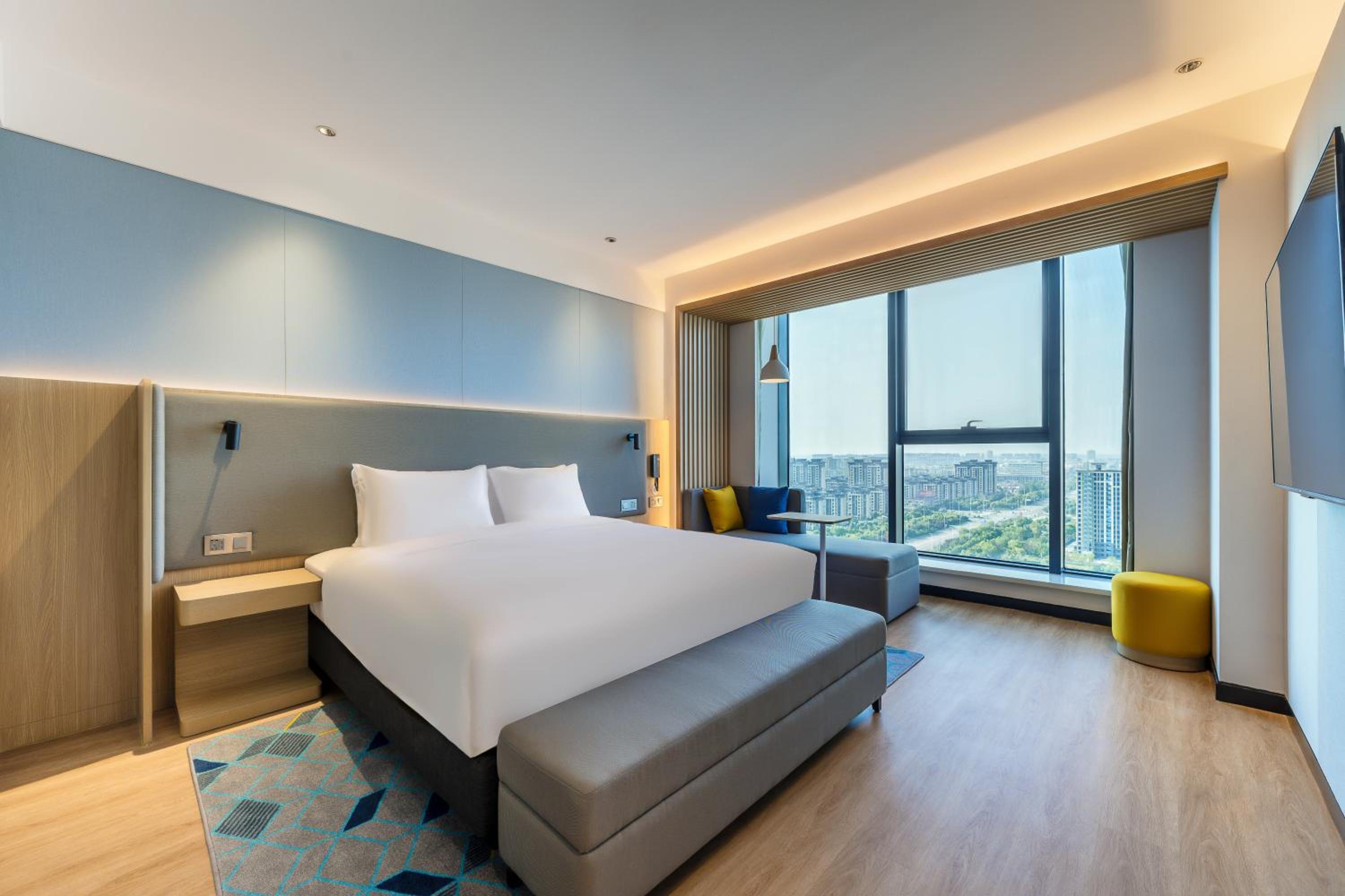 One-Bedroom King Suite with Lake View photo 1
