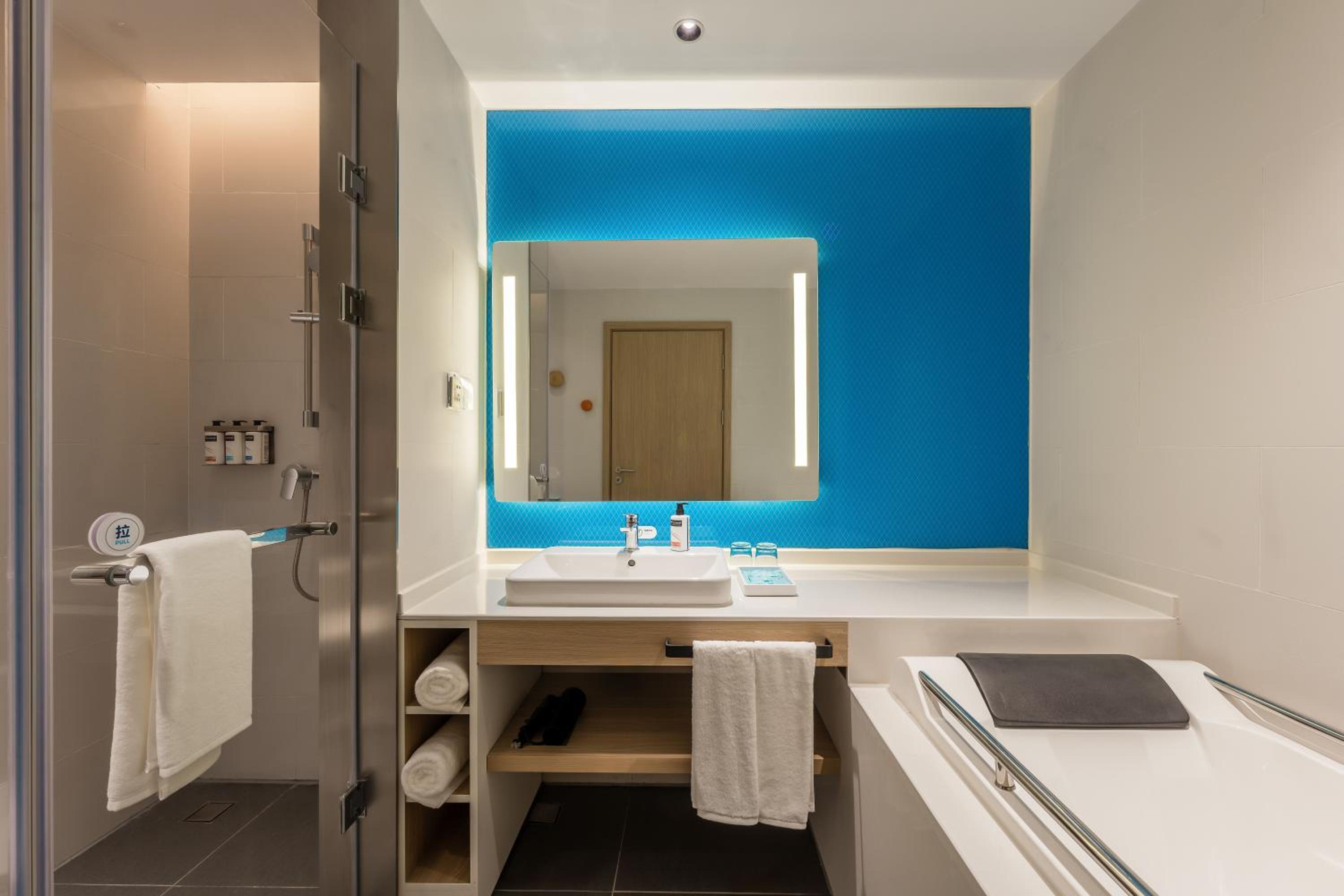 Standard King Room with Bath and Lake View photo 2