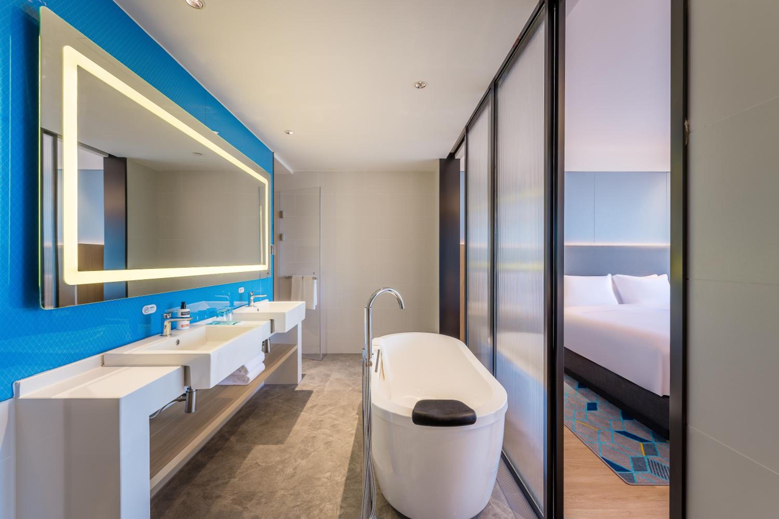 One-Bedroom King Suite with Lake View photo 2
