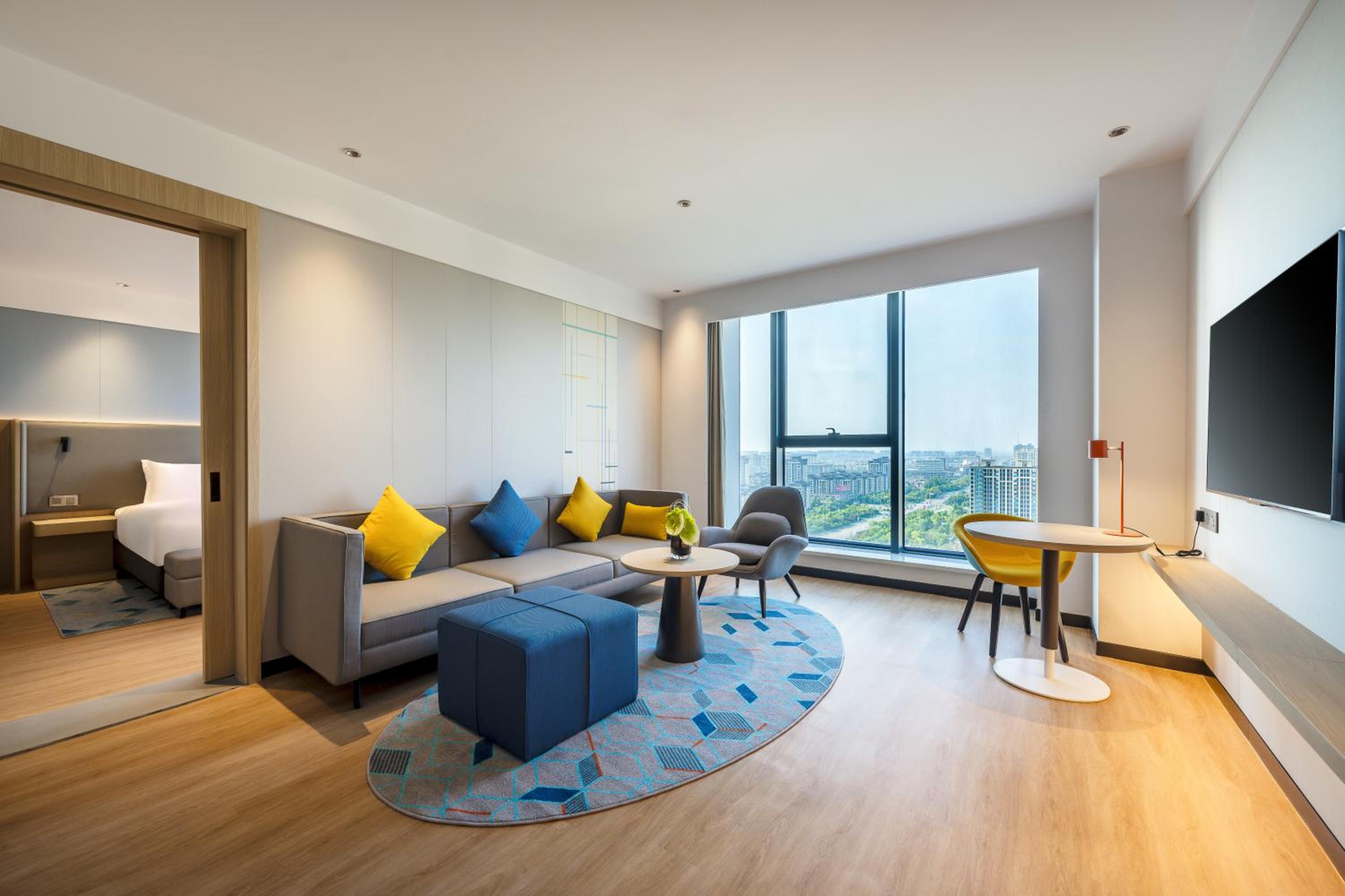 One-Bedroom King Suite with Lake View photo 3