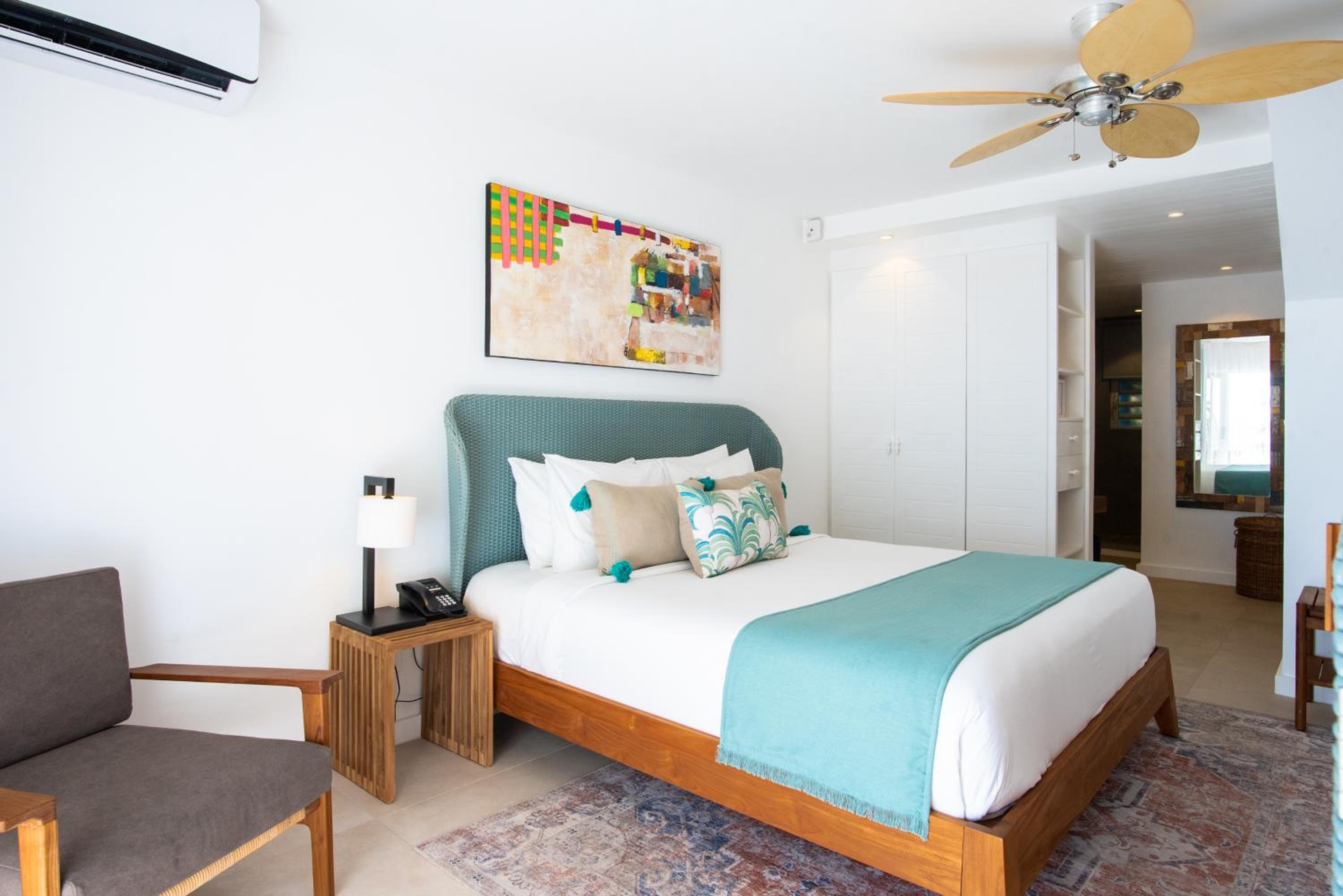 Deluxe Beachfront Room photo 3
