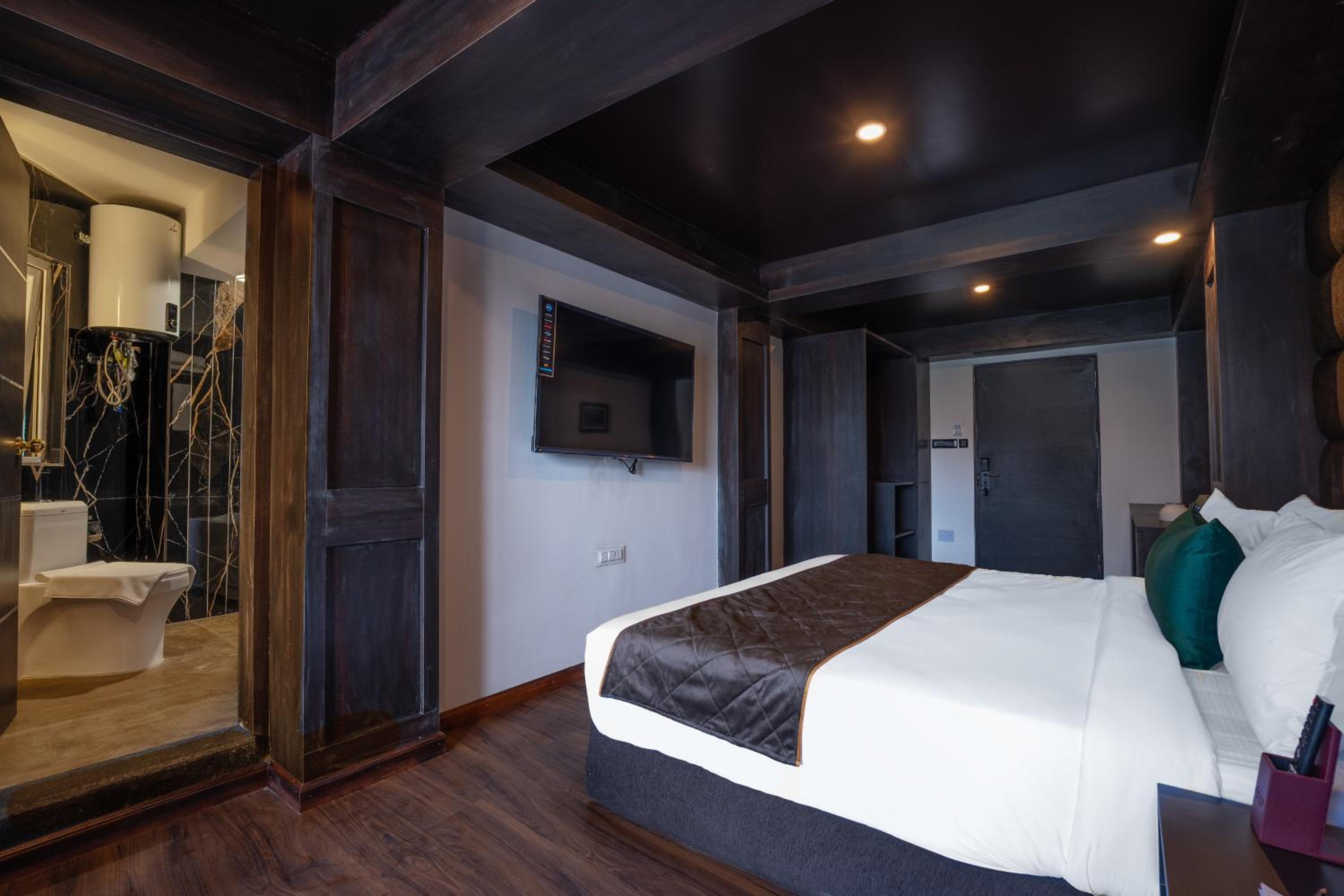 Premium View Room with Balcony & Bathtub at The West Gate Posada By Summit Premium View Room with Balcony & Bathtub at The West Gate Posada By Summit