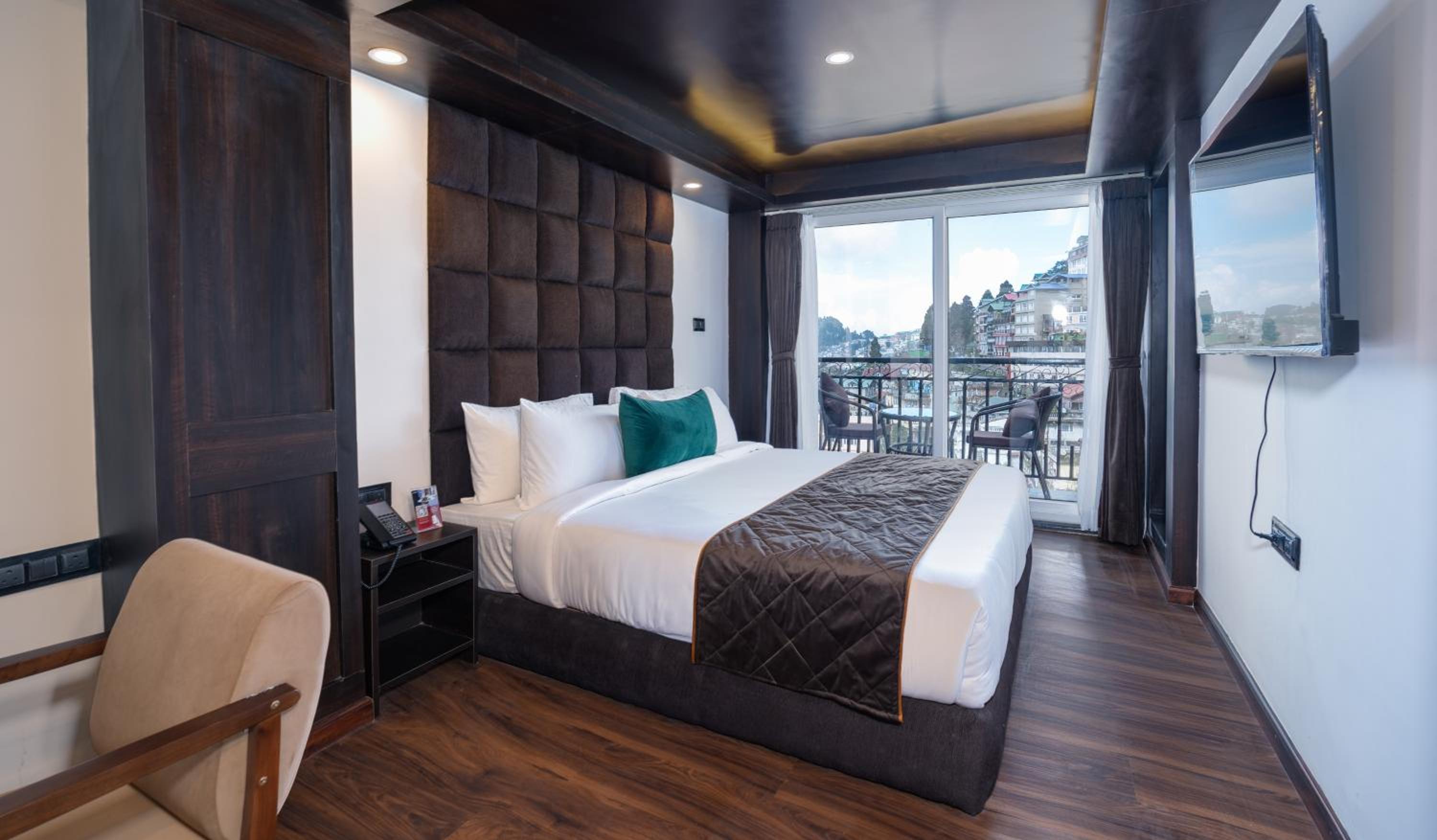 Premium View Room with Balcony & Bathtub
