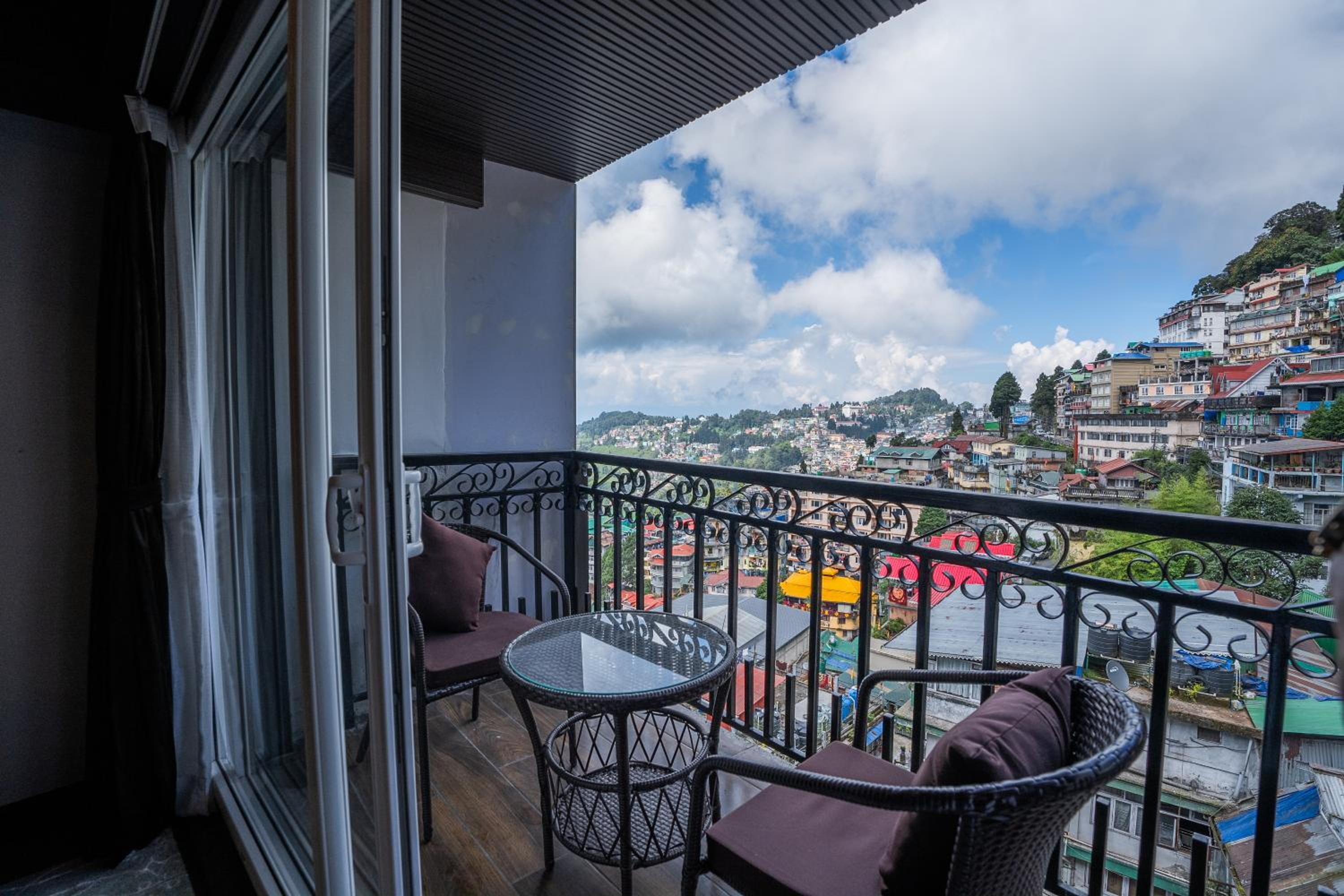 Premium View Room with Balcony & Bathtub