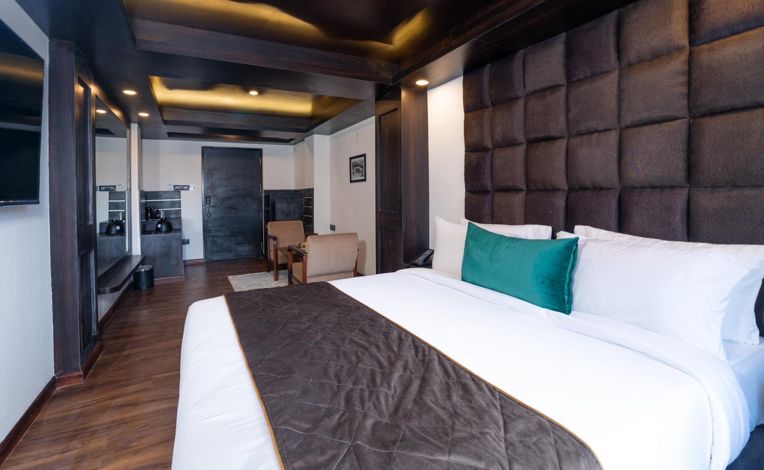 Premium View Room with Balcony & Bathtub