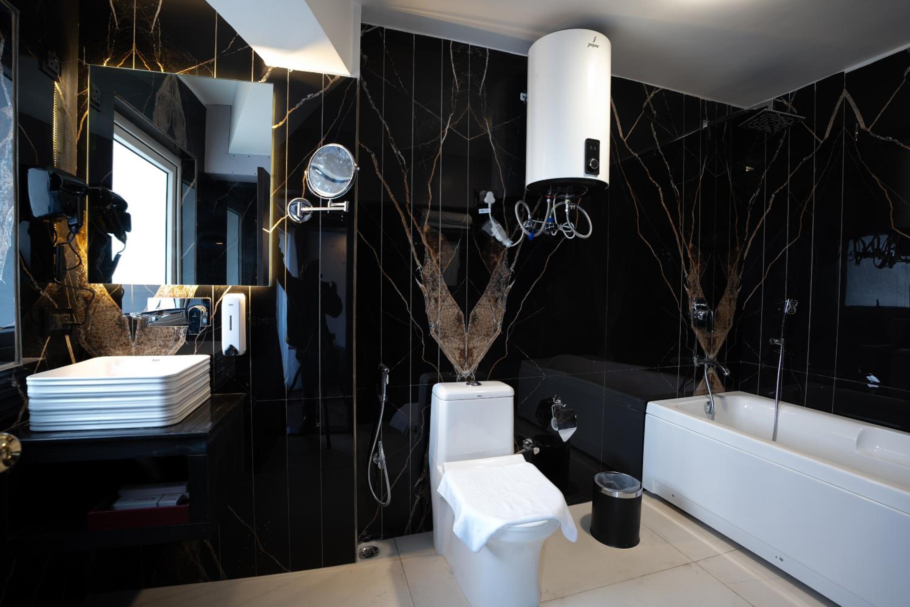 Premium View Room with Balcony & Bathtub