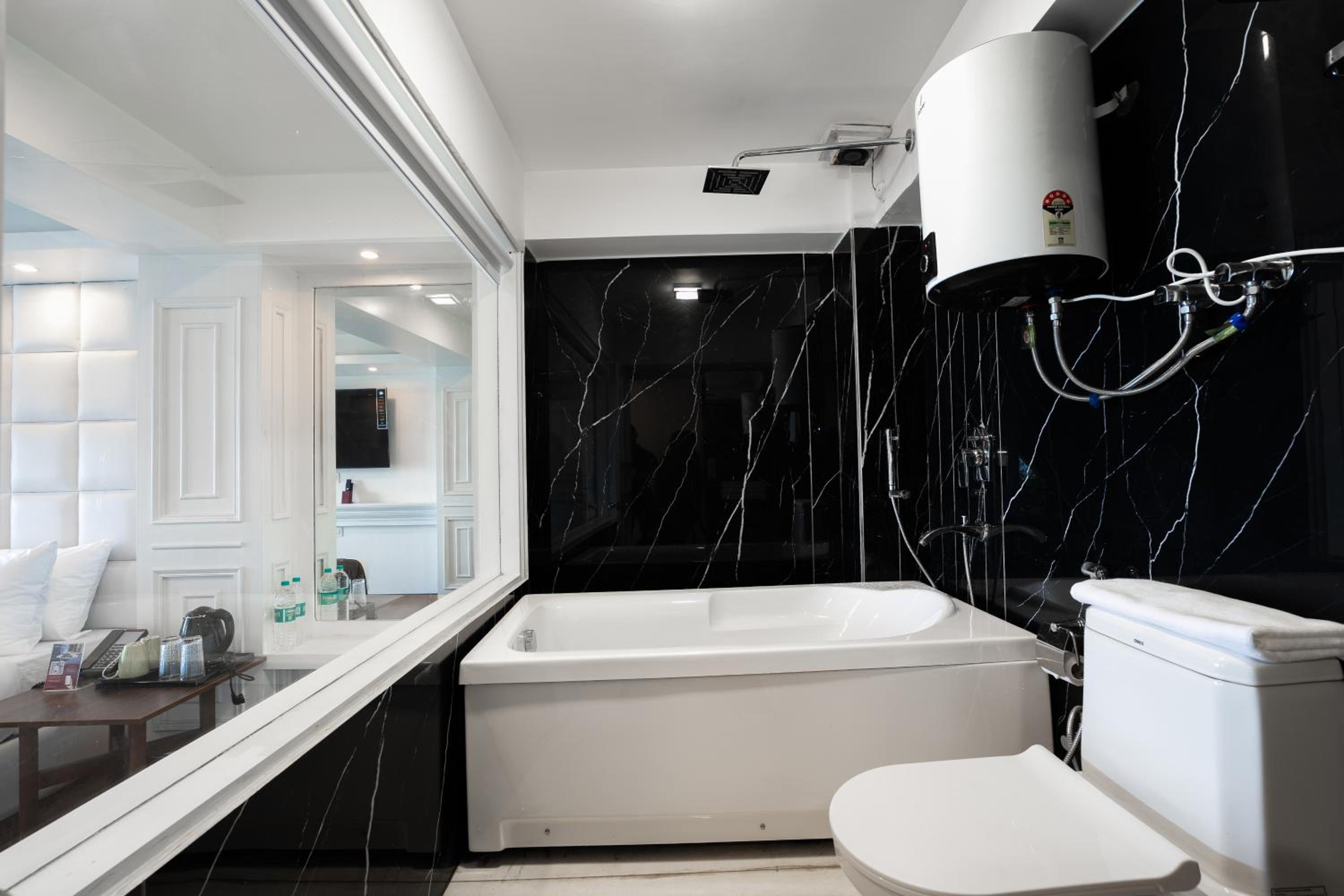 Premium View Room with Balcony & Bathtub