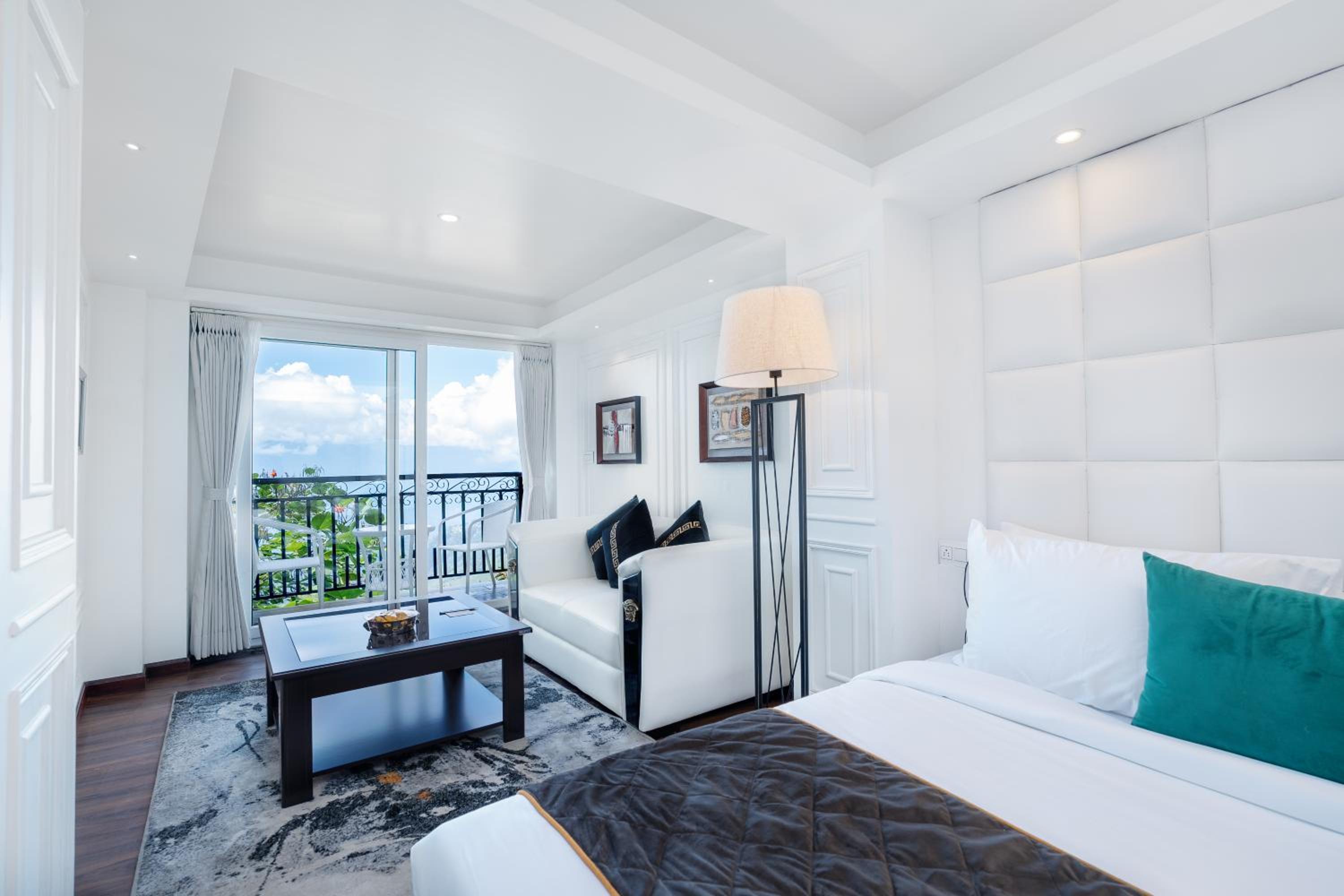 Premium View Room with Balcony & Bathtub