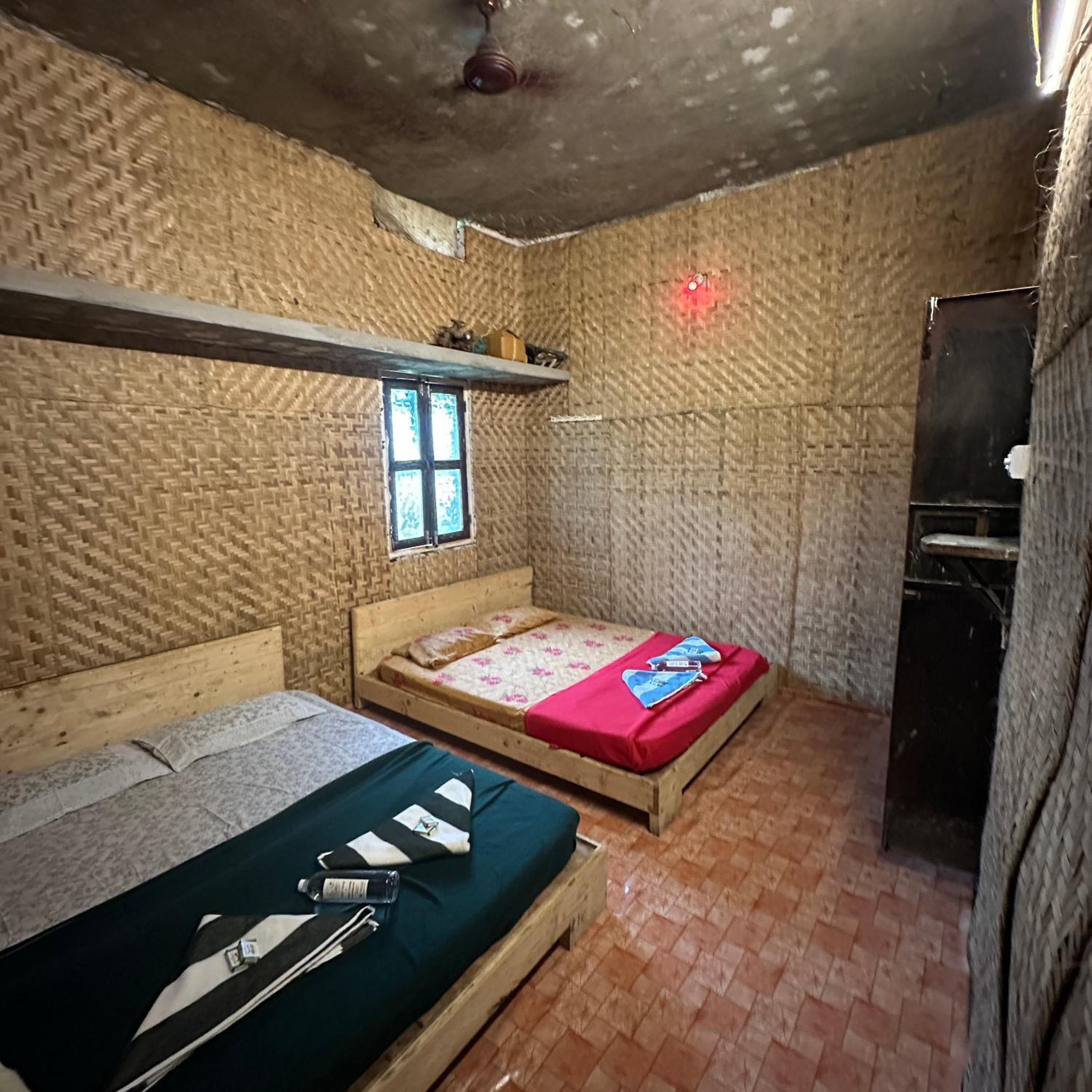 Quadruple Room with Shared Bathroom photo 2