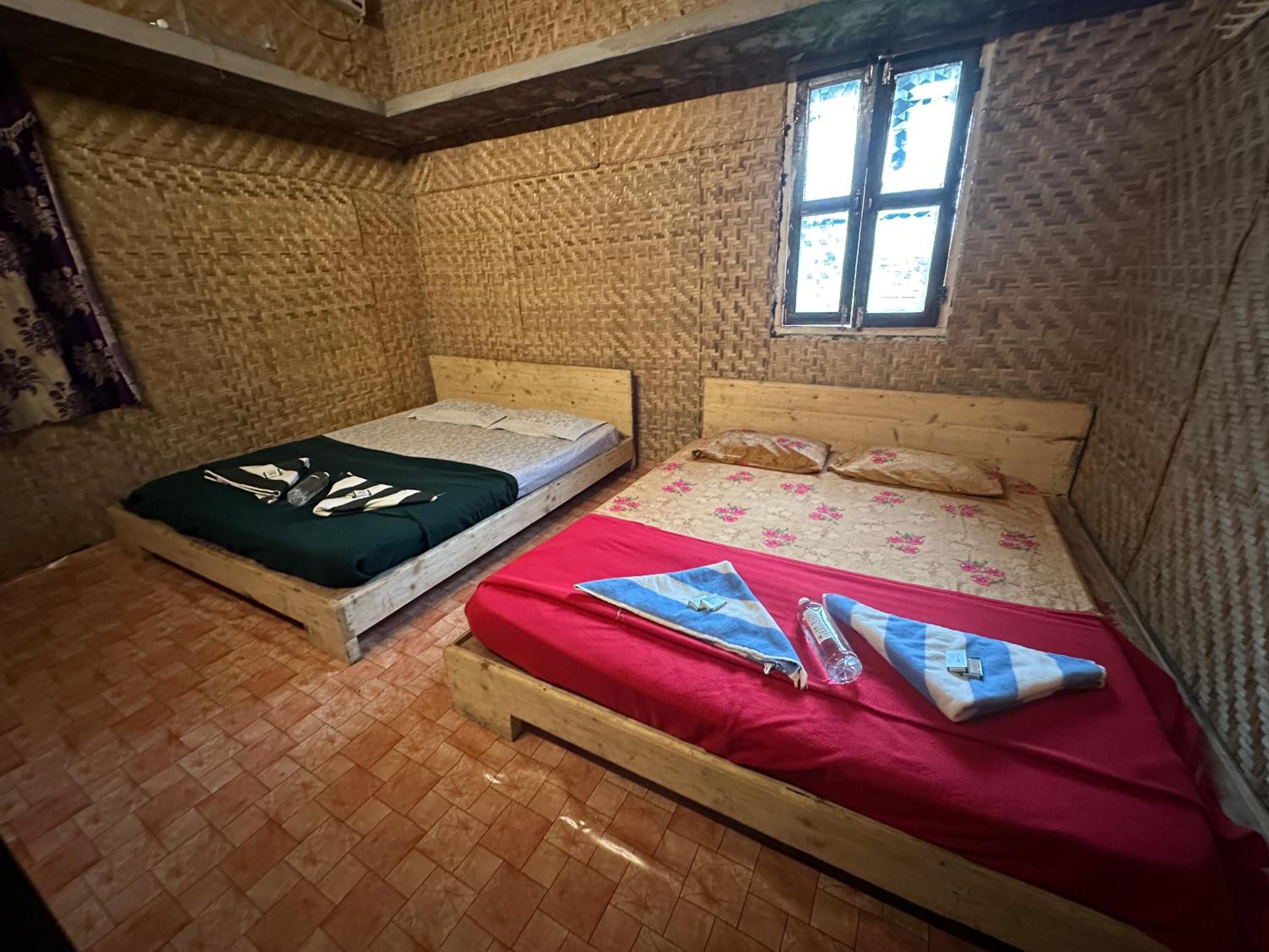Quadruple Room with Shared Bathroom photo 2
