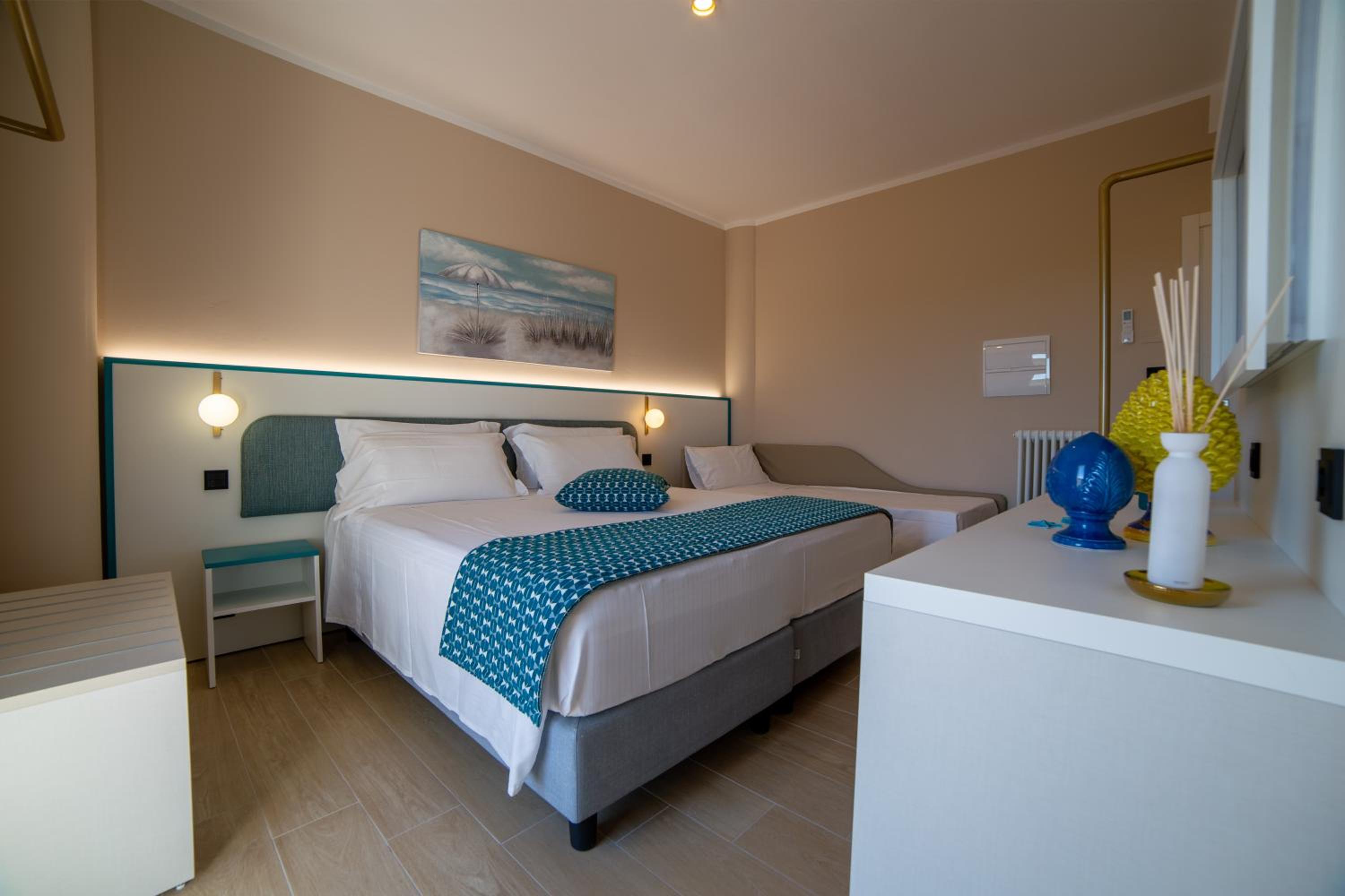 Deluxe Room - Photo 15